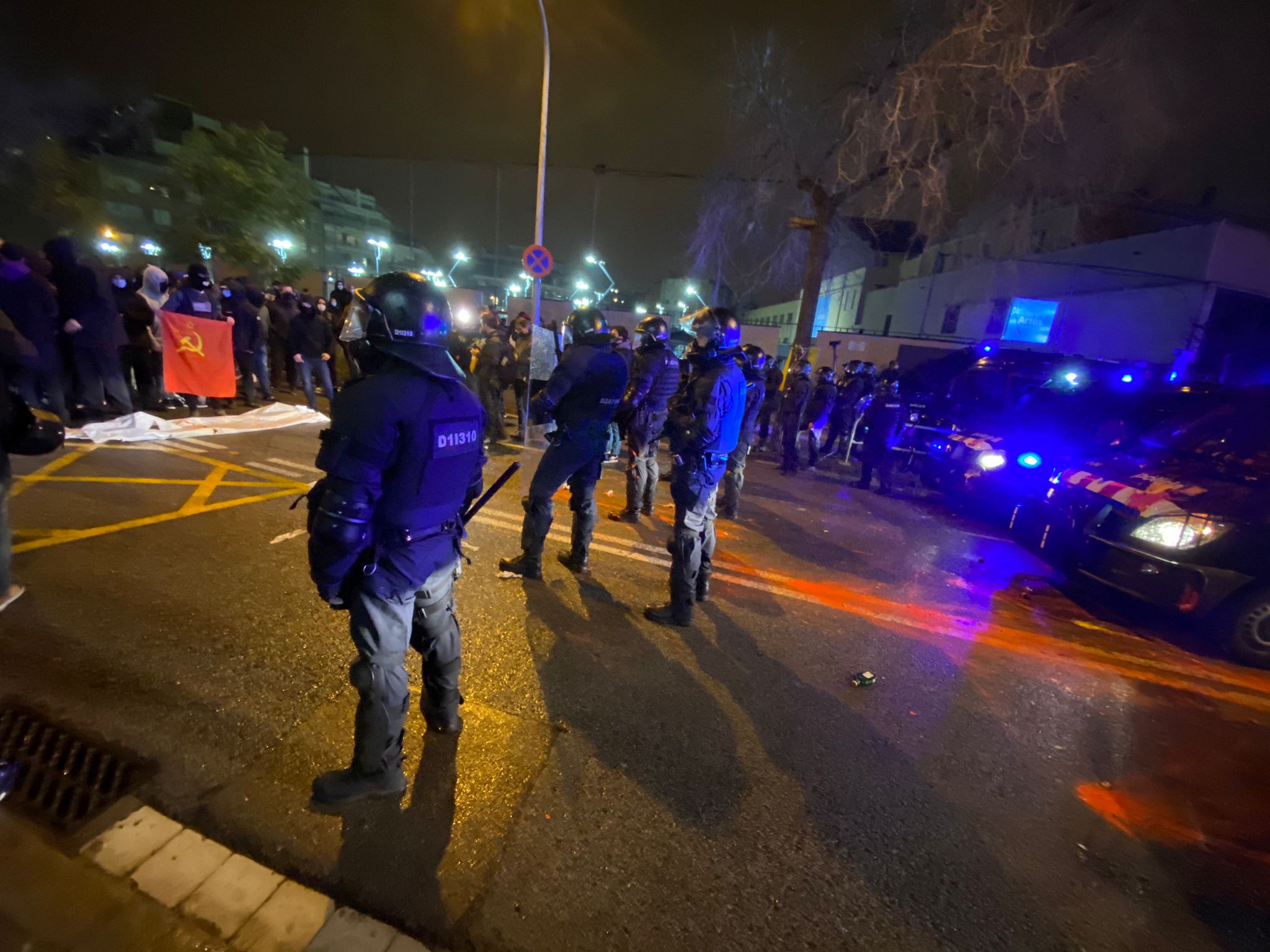 Tensión entre Mossos y antifascistas en el acto final de Vox en Barcelona