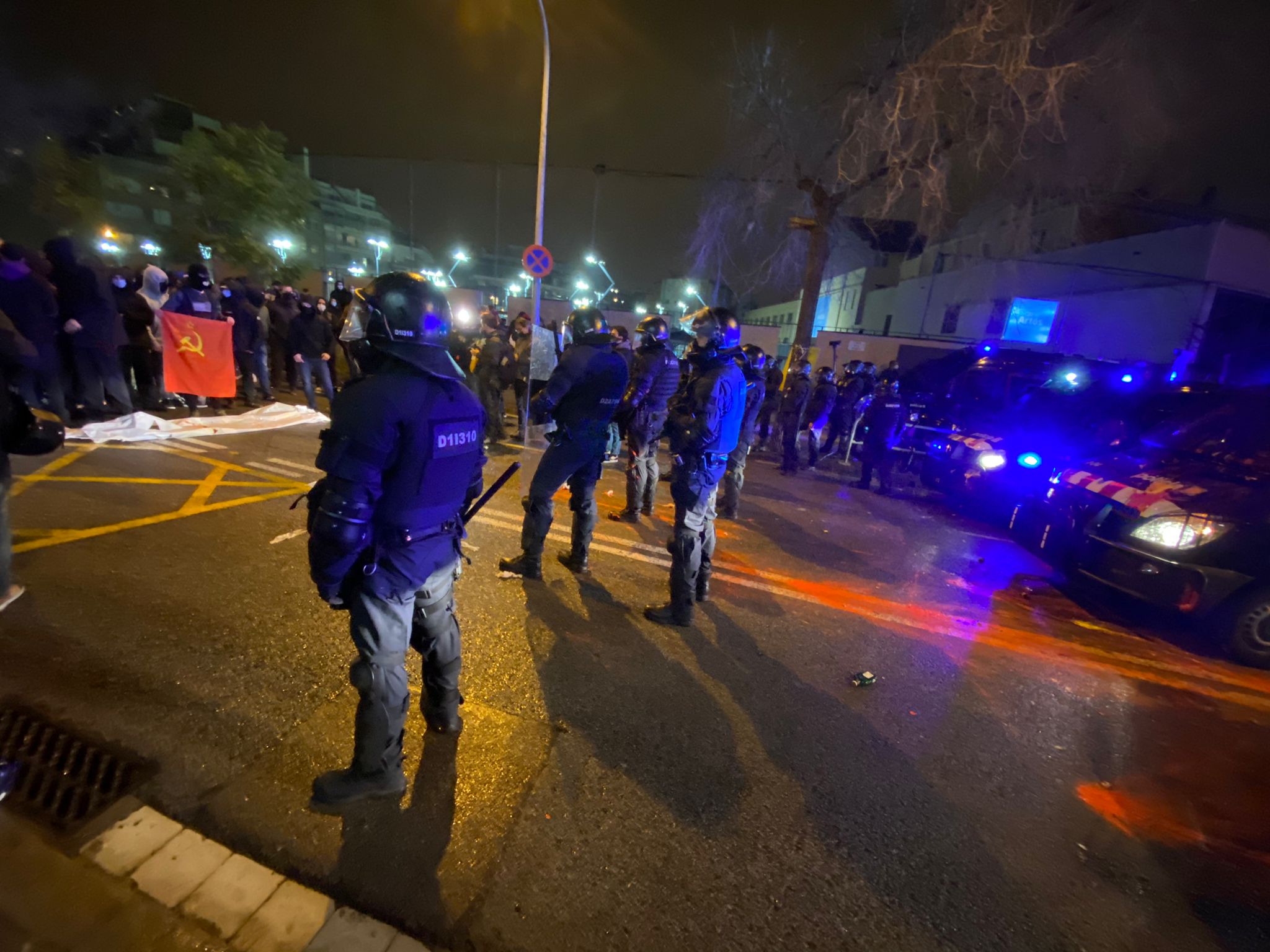 Tensió entre Mossos i antifeixistes a l'acte final de Vox a Barcelona