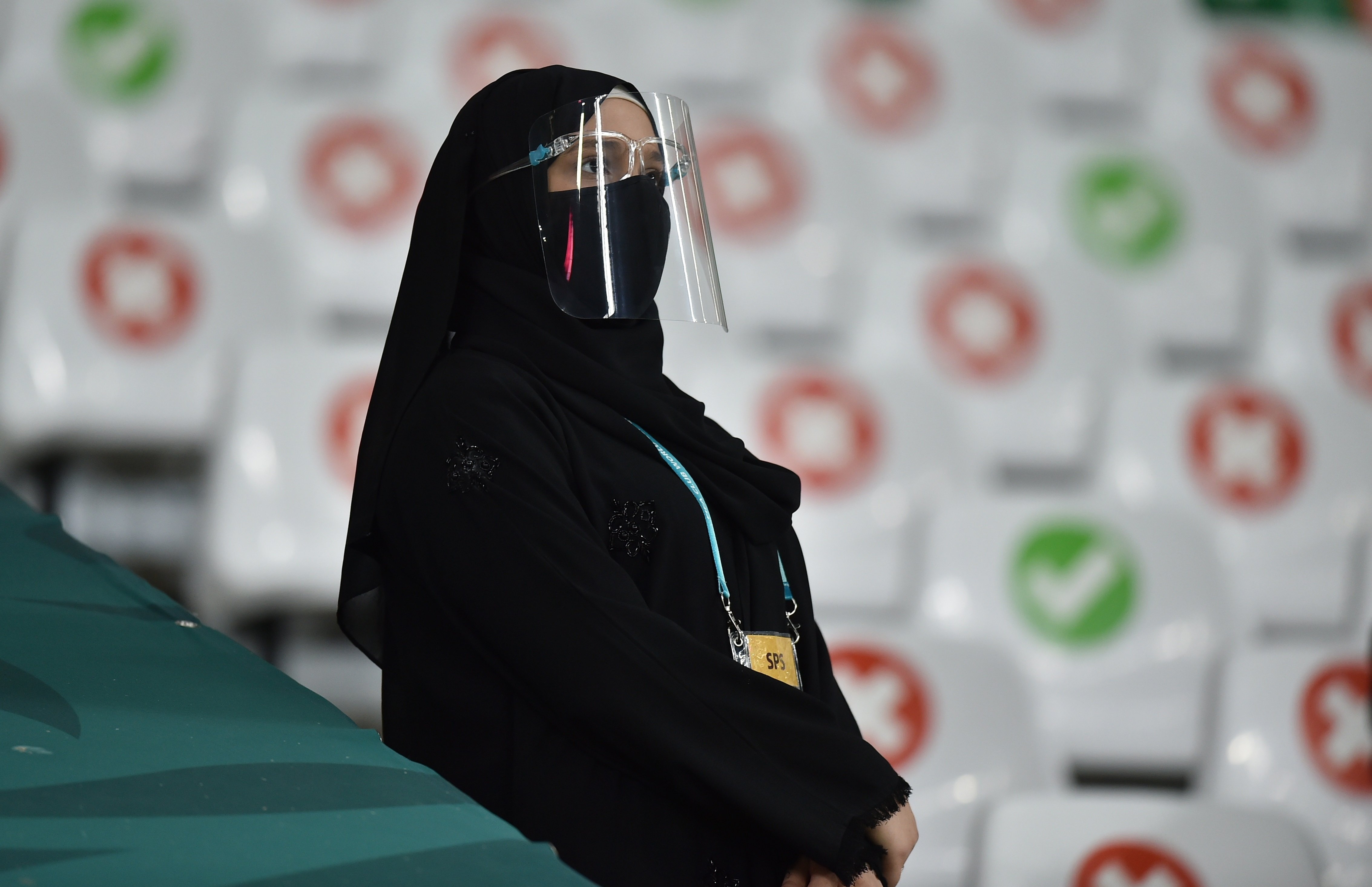 Trista imatge masclista d'un xeic qatarià amb les àrbitres del Mundial de Clubs