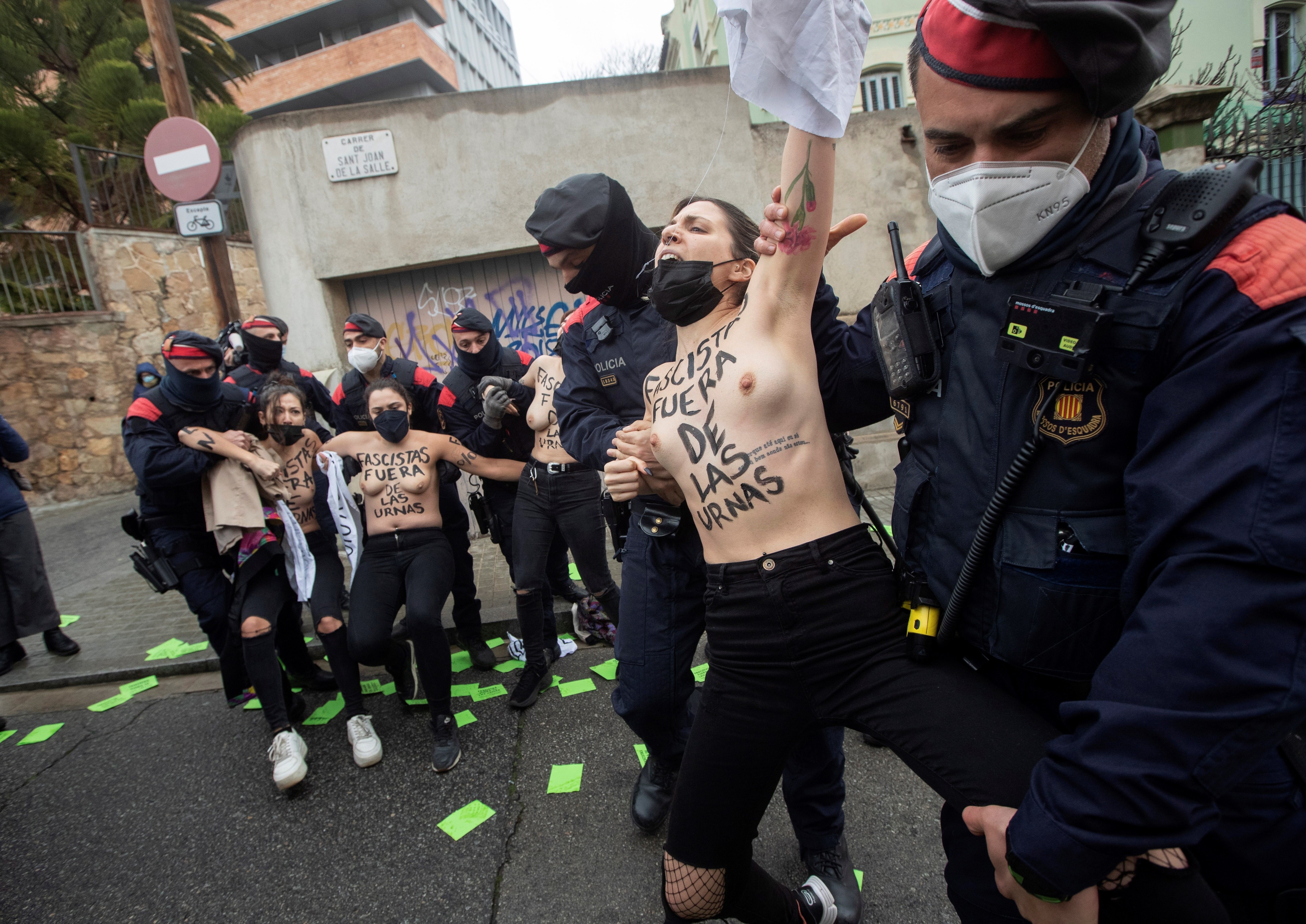 Les feministes de Femen irrompen en la votació de Garriga: "Feixistes fora"