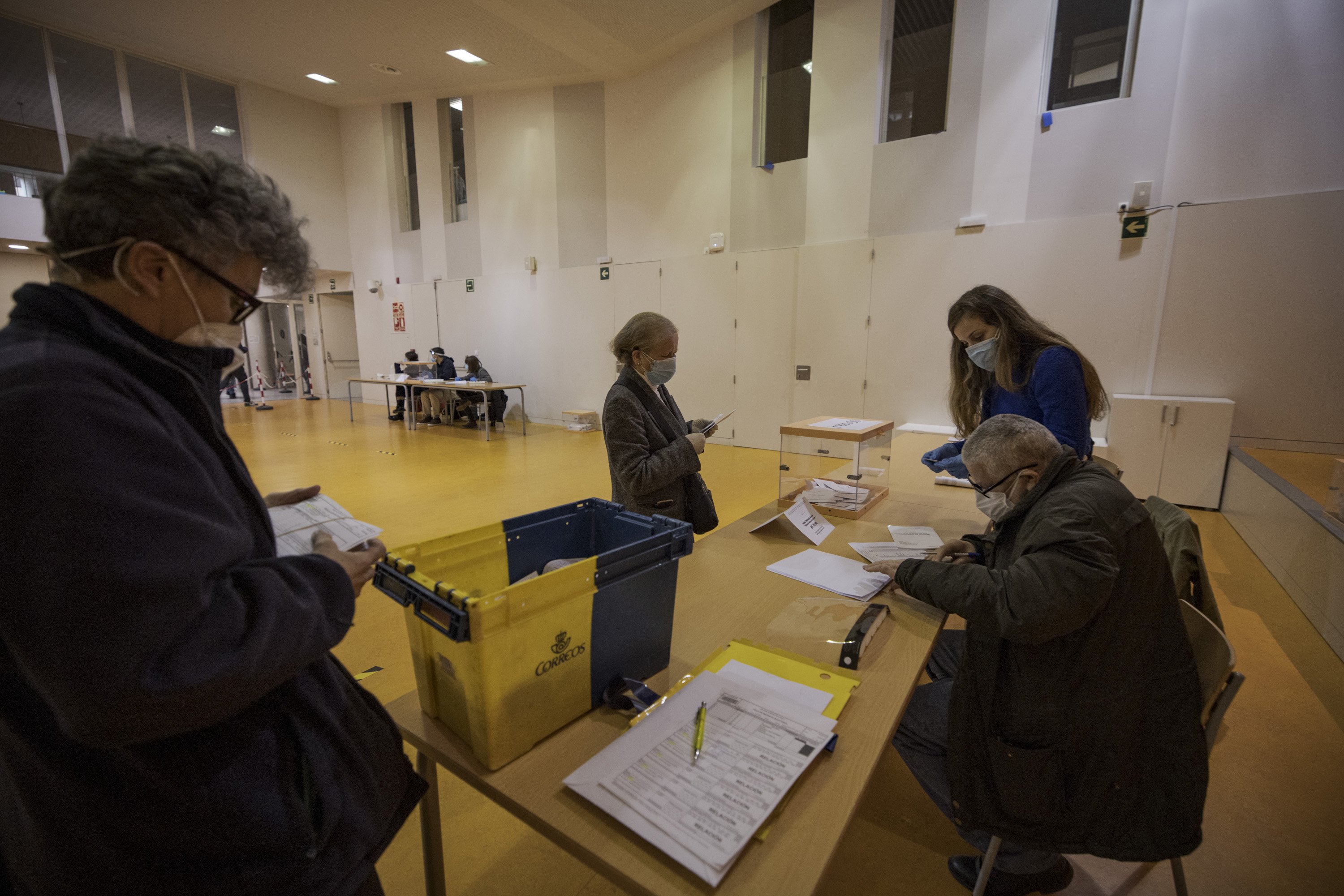 Escola Univers Votaciones elecciones 14-F urna colegio electoral voto mesa eleccions colegi electoral Covid-19 coronavirus - Sergi Alcàzar