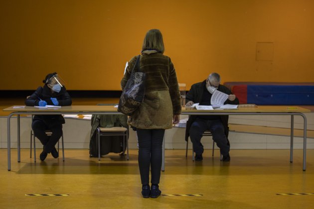 Escuela Univers Votaciones elecciones 14-F urna colegio electoral voto mesa elecciones colegi electoral Covid-19 coronavirus - Sergi Alcàzar