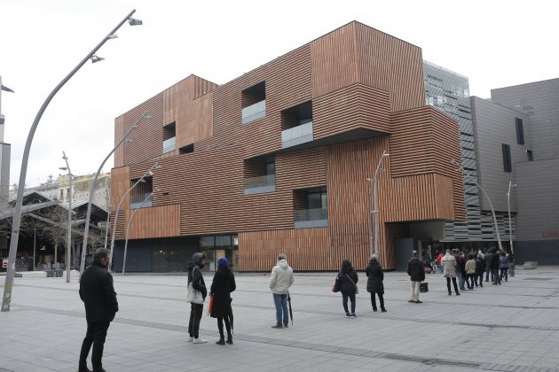Cua a l'escola Massana al raval eleccions 14-F - Sergi Alcázar