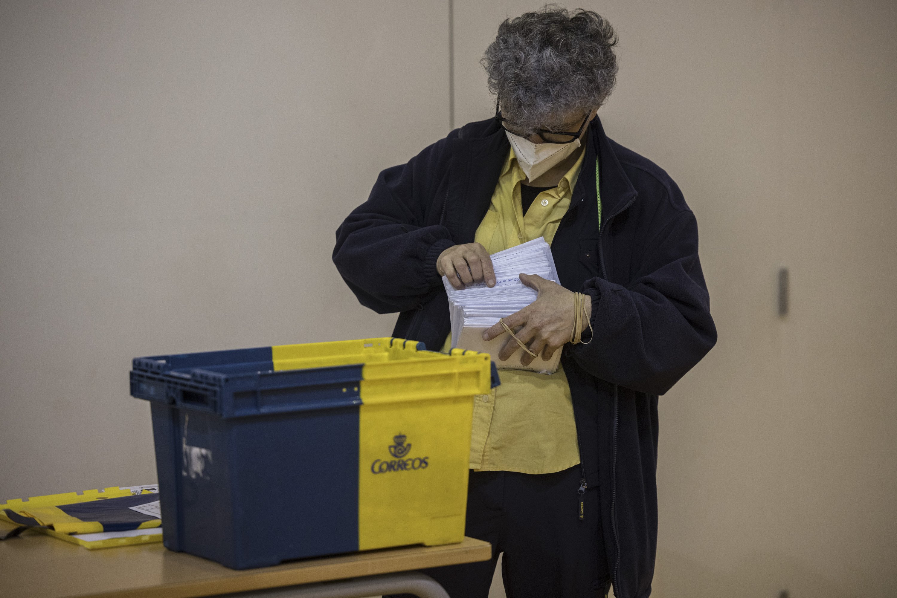 Elecciones 14-F Votaciones Colegio electoral mesa Covid-19 coronavirus correos correus por correo Escola Univers - Sergi Alcazar