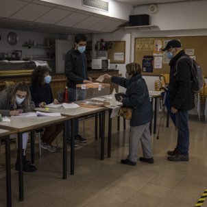 Elecciones 14-F Votaciones Colegio electoral mesa Covid-19 coronavirus Plaça Poble Romaní - Sergi Alcazar Elecciones 14-F Votaciones Colegio electoral mesa Covid-19 coronavirus Plaça Poble Romaní - Sergi Alcazar