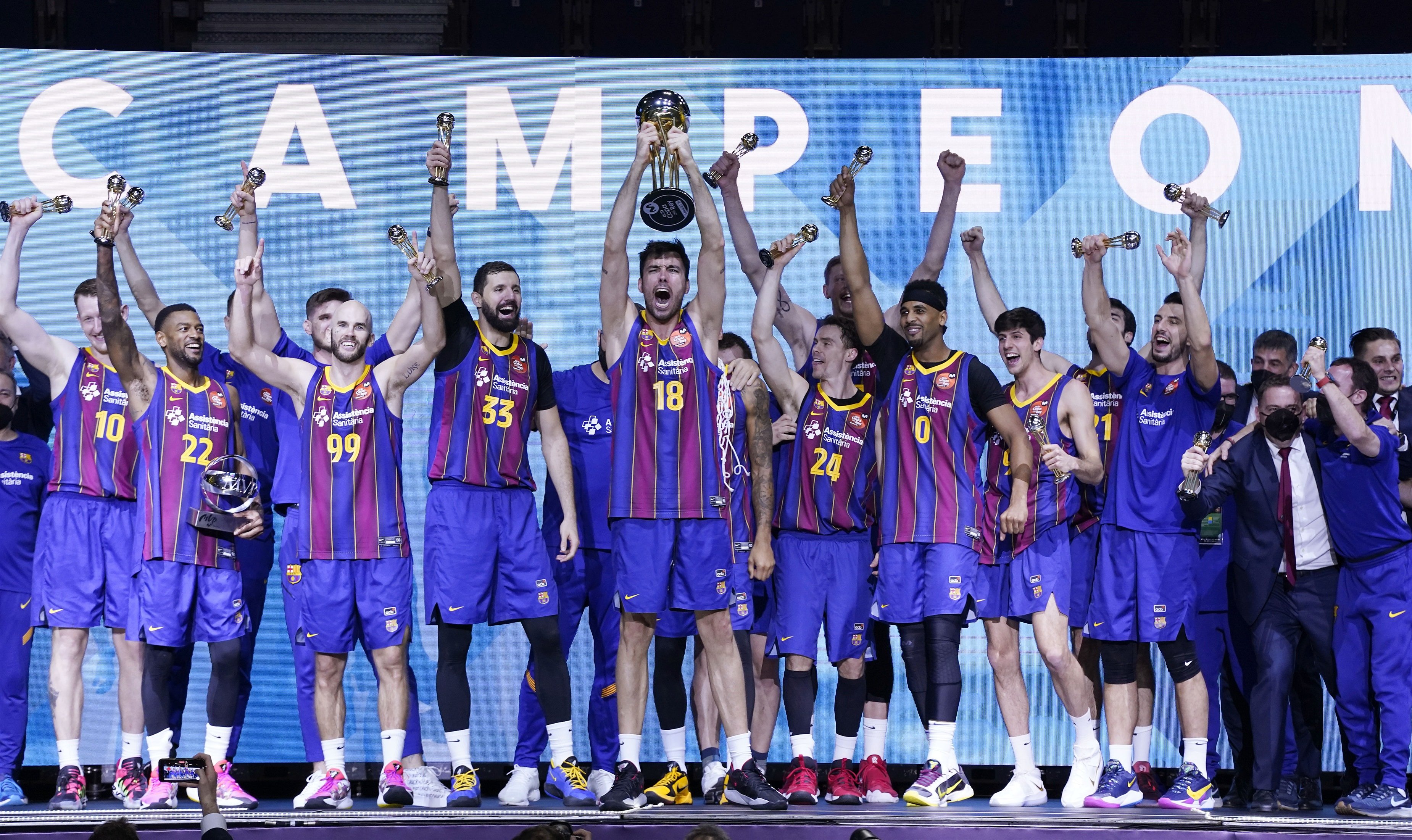 Madrid hace pequeño a un Barça campeón, en las portadas deportivas