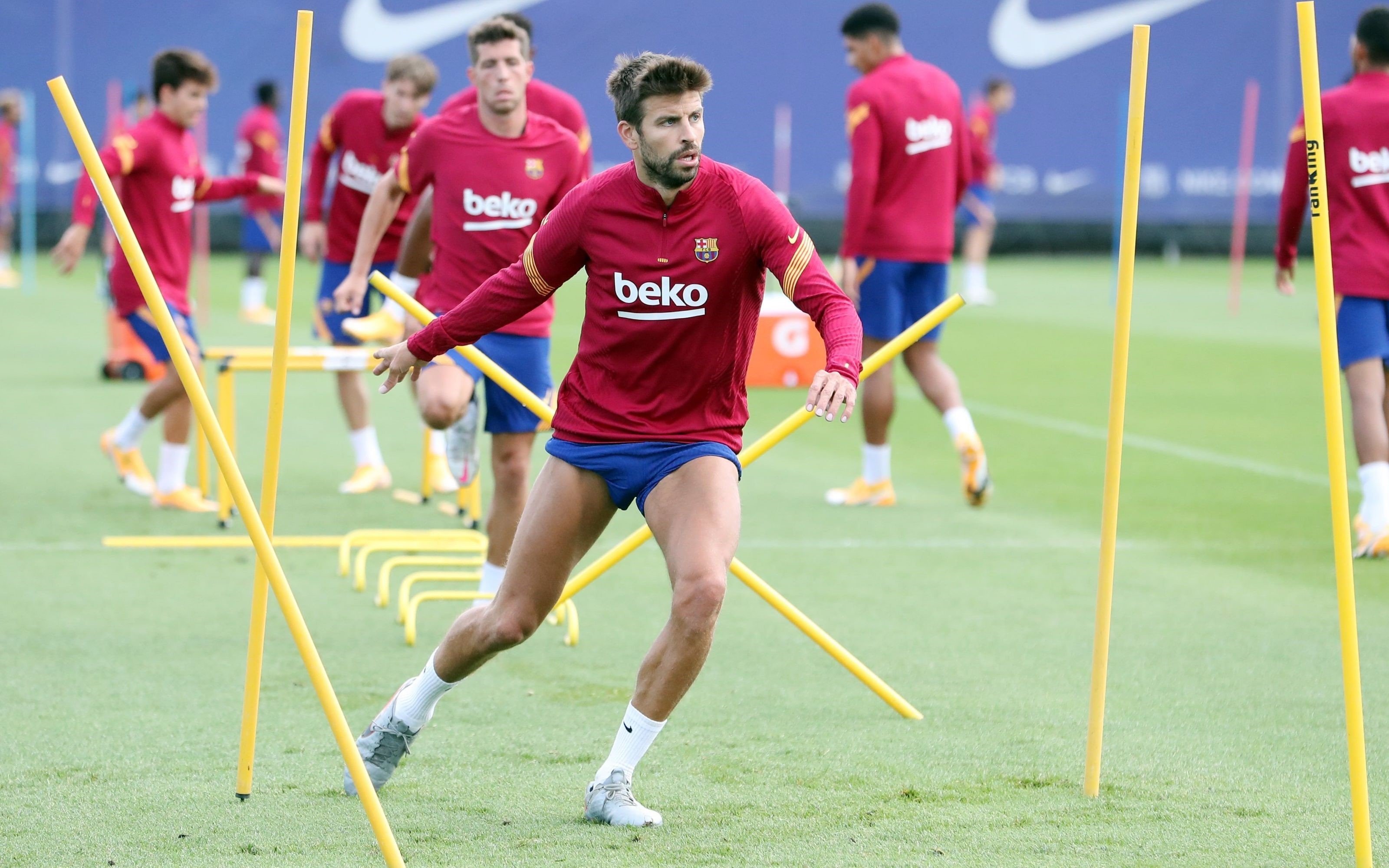 Piqué se entrena con el grupo un día antes del PSG