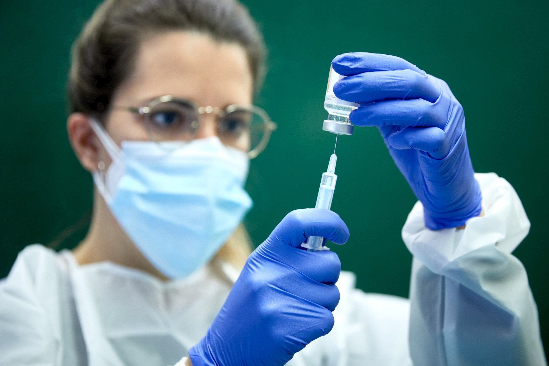 Més de 80 societats científiques demanen als polítics no aturar la vacunació