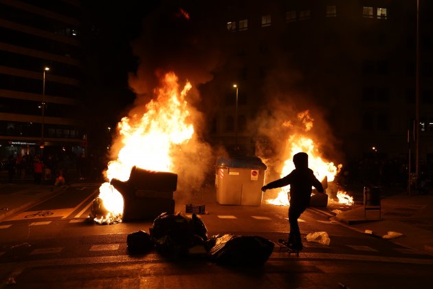 Manifestación Pablo Hasel Barcelona Contenedores Fuego barricadas - Sergi Alcàzar