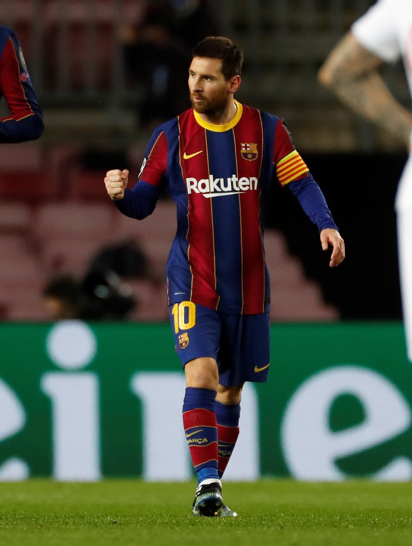 Messi regala samarretes del Barça firmades als dirigents de la vacuna Sinovac