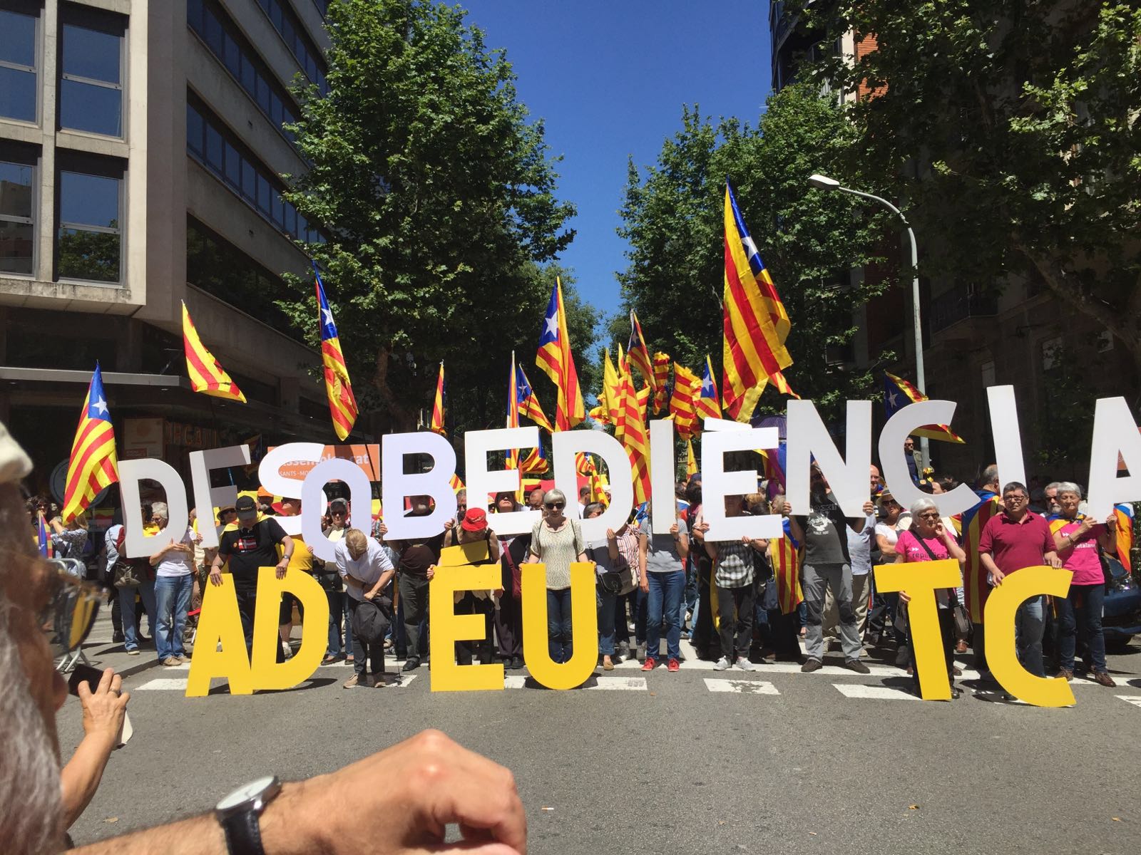 Manifestació multitudinària contra el TC i pels drets socials