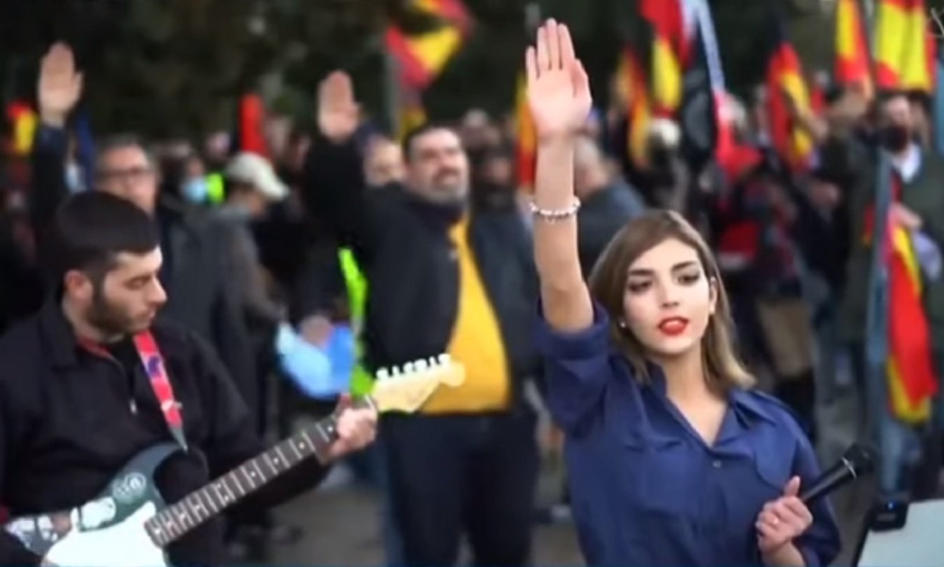 Alemania prohíbe la entrada de por vida a la joven nazi Isabel Peralta