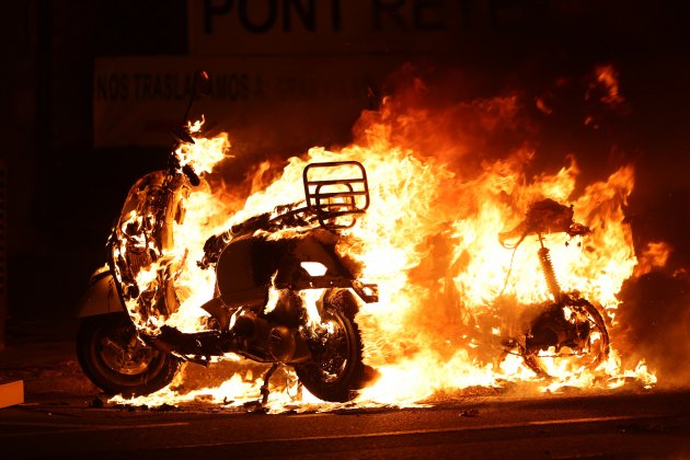 disturbios Barcelona Pablo Hasél Barricadas fuego - Sergi Alcázar