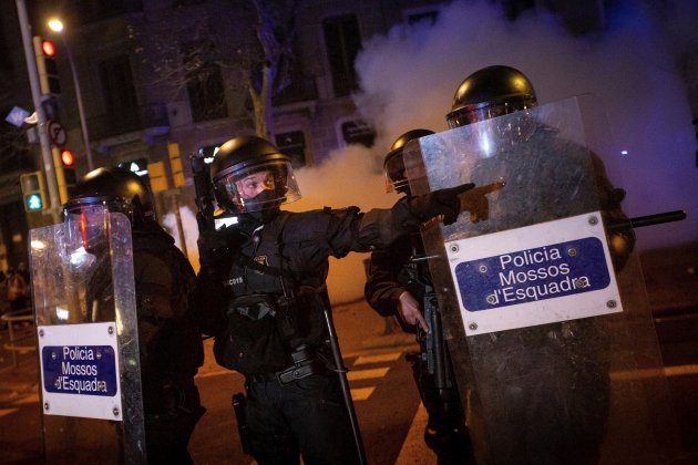 Efectivos policiales en la manifestación de protesta miedo la detención del rapero Pablo Hasel mossos barcelona /EFE