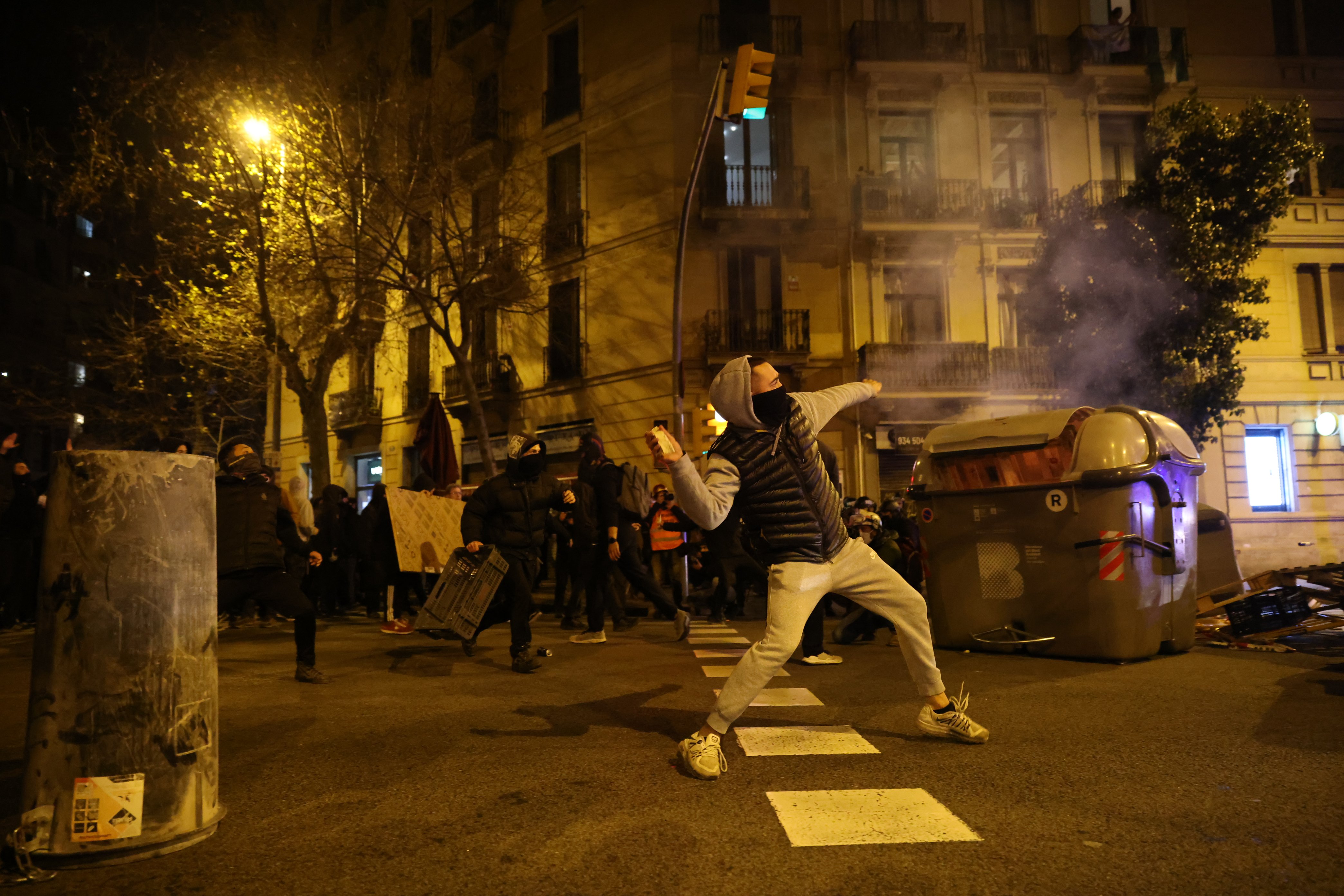 Tercera nit d'incidents i tensió a Barcelona per la presó de Hasél