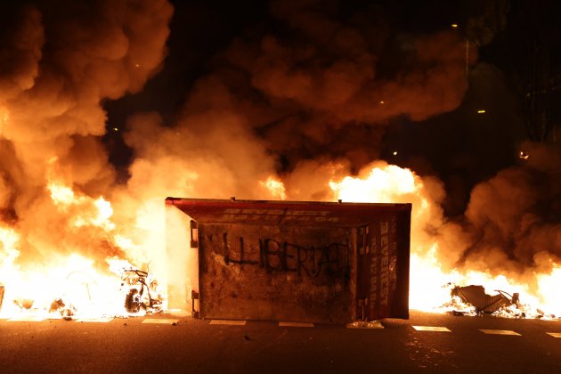 Barricades manifestacions Pablo Hasél Barcelona tercer nit / Sergi Alcàzar