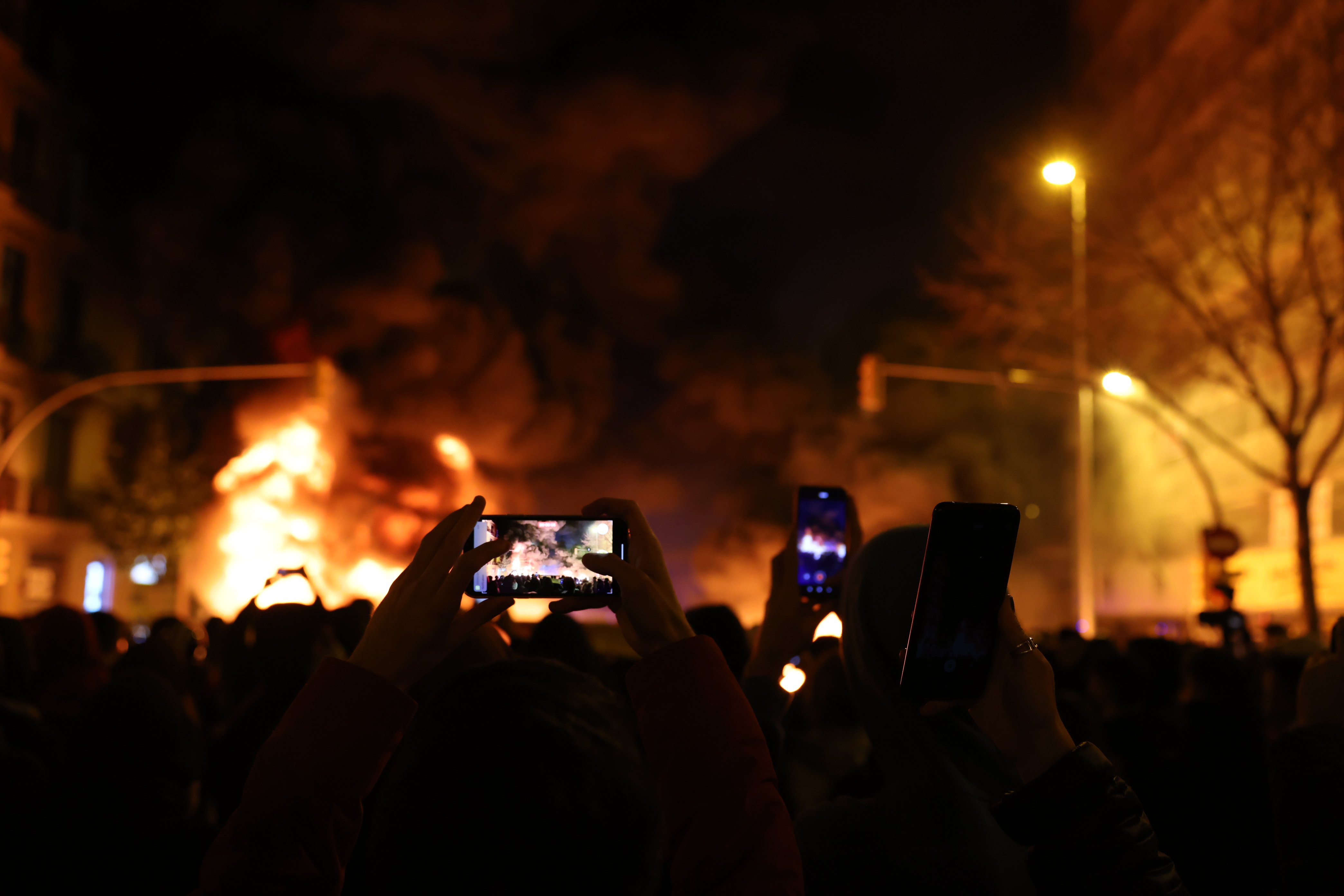 Barricadas manifestaciones Pablo Hasél Barcelona tercera noche / Sergi Alcàzar