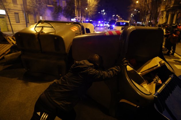 Barricadas manifestaciones Pablo Hasél Barcelona tercera noche / Sergi Alcàzar