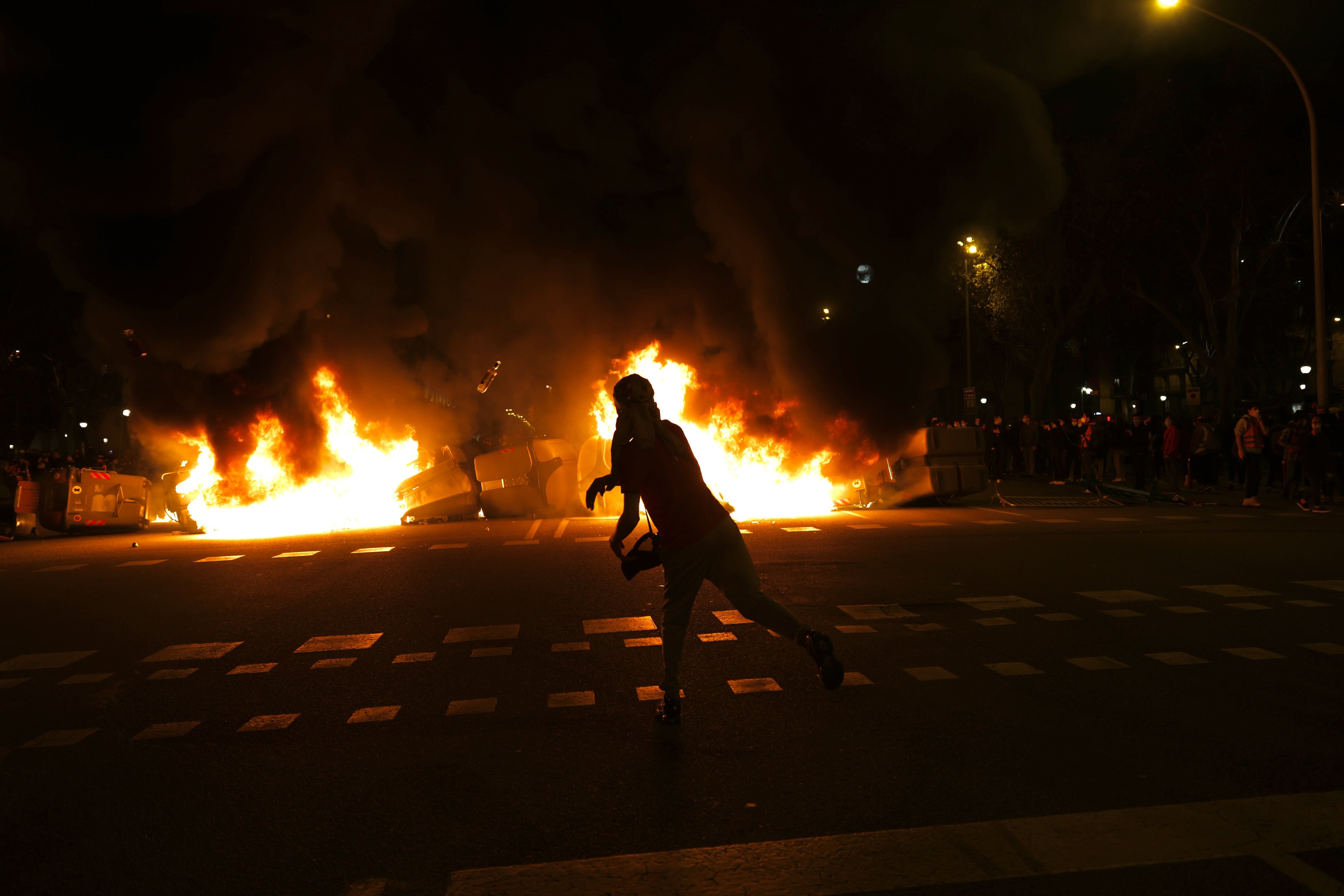 En llibertat tres dels detinguts en la quarta nit de protestes per Hasél