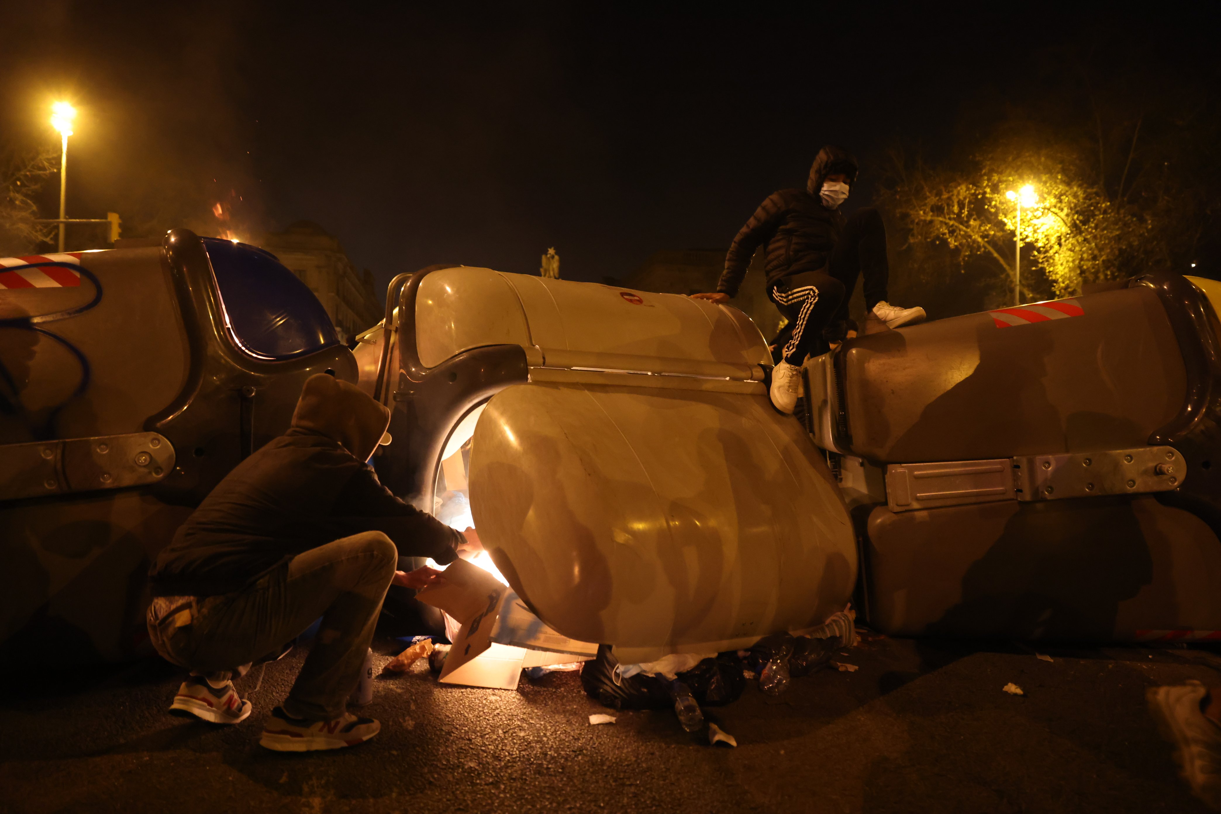 Chicos haciendo barricada containers 19/02/2021 / Sergi Alcàzar