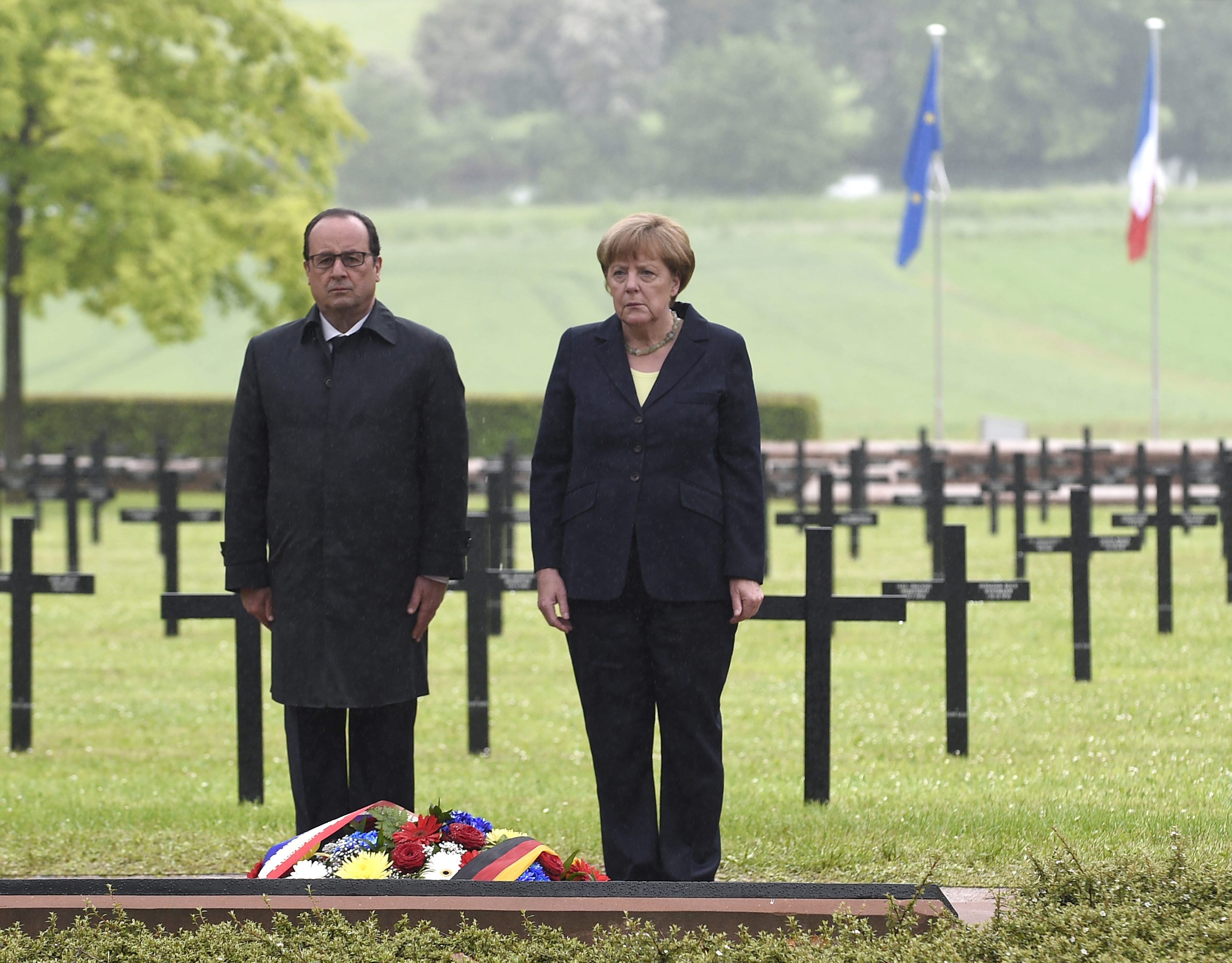 Hollande i Merkel tanquen ferides a Verdun