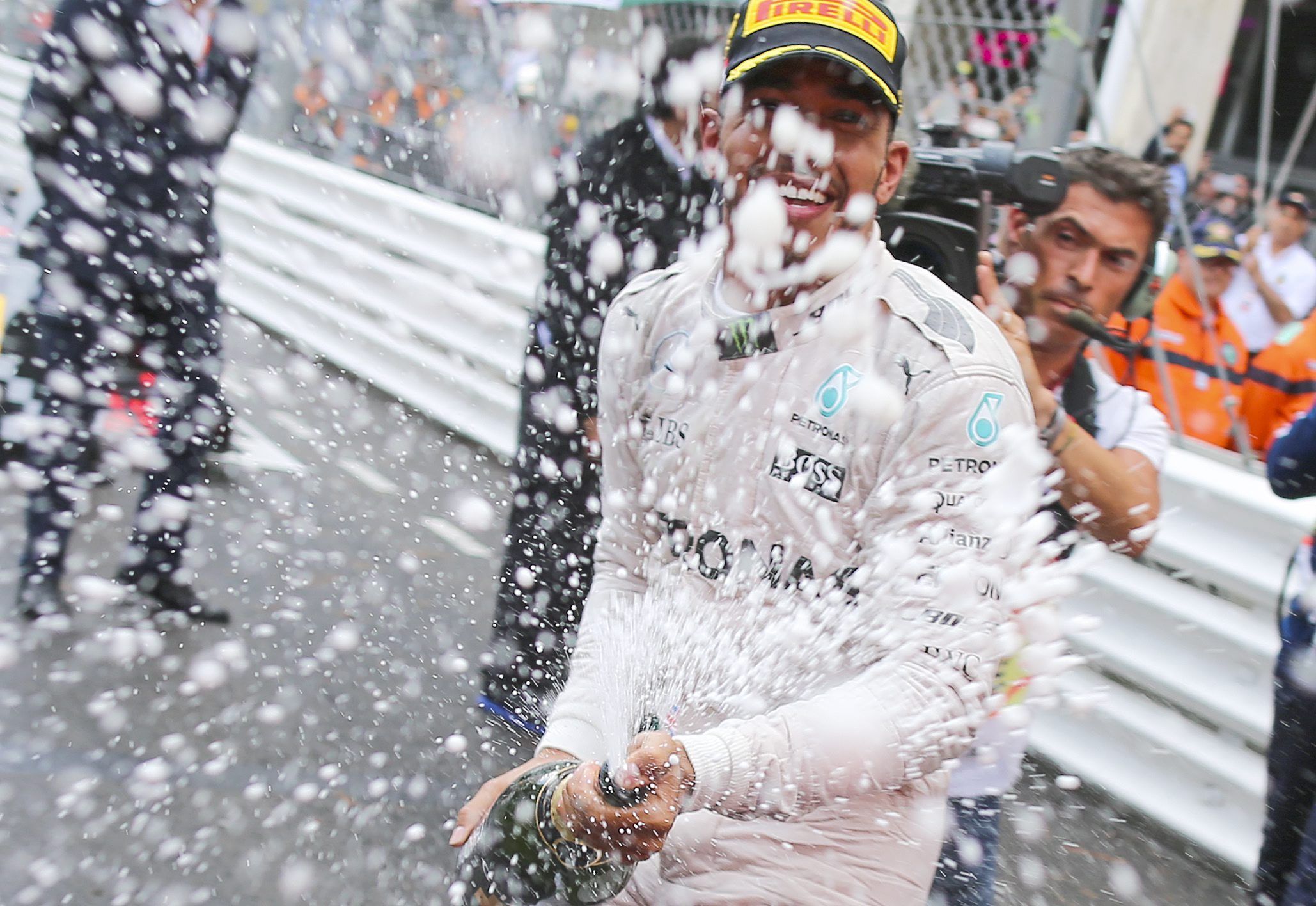 Hamilton gana sobre mojado en Mónaco