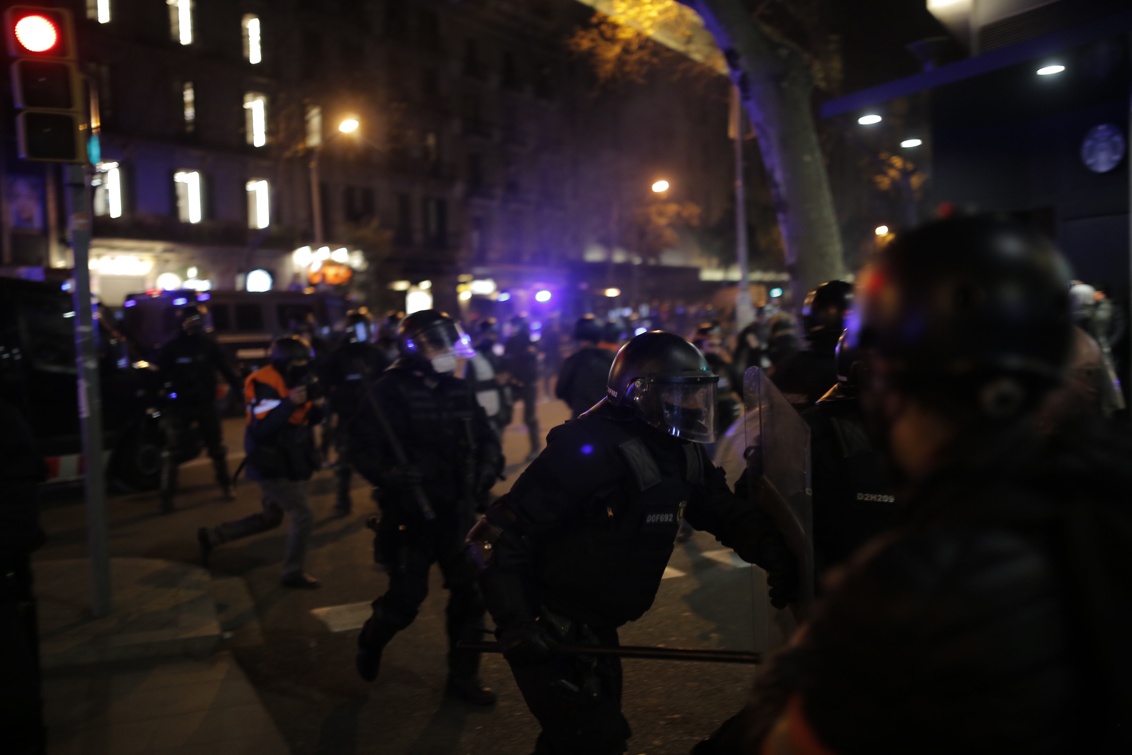 Incidentes y saqueos de tiendas en Barcelona en la quinta noche de protestas