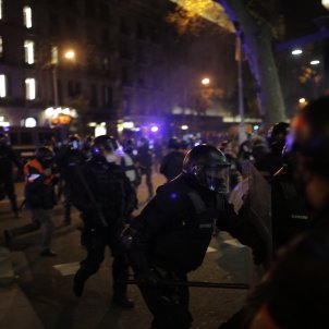 Incidentes y saqueos de tiendas en Barcelona en la quinta noche de protestas