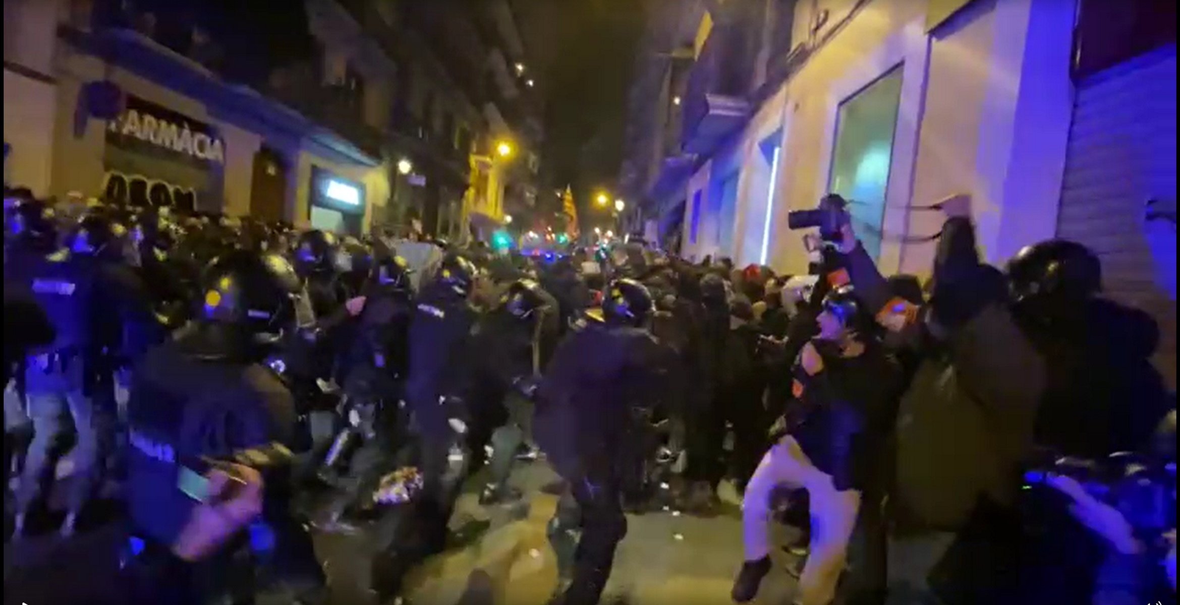Duras cargas de los Mossos en la calle Gran de Gràcia de Barcelona