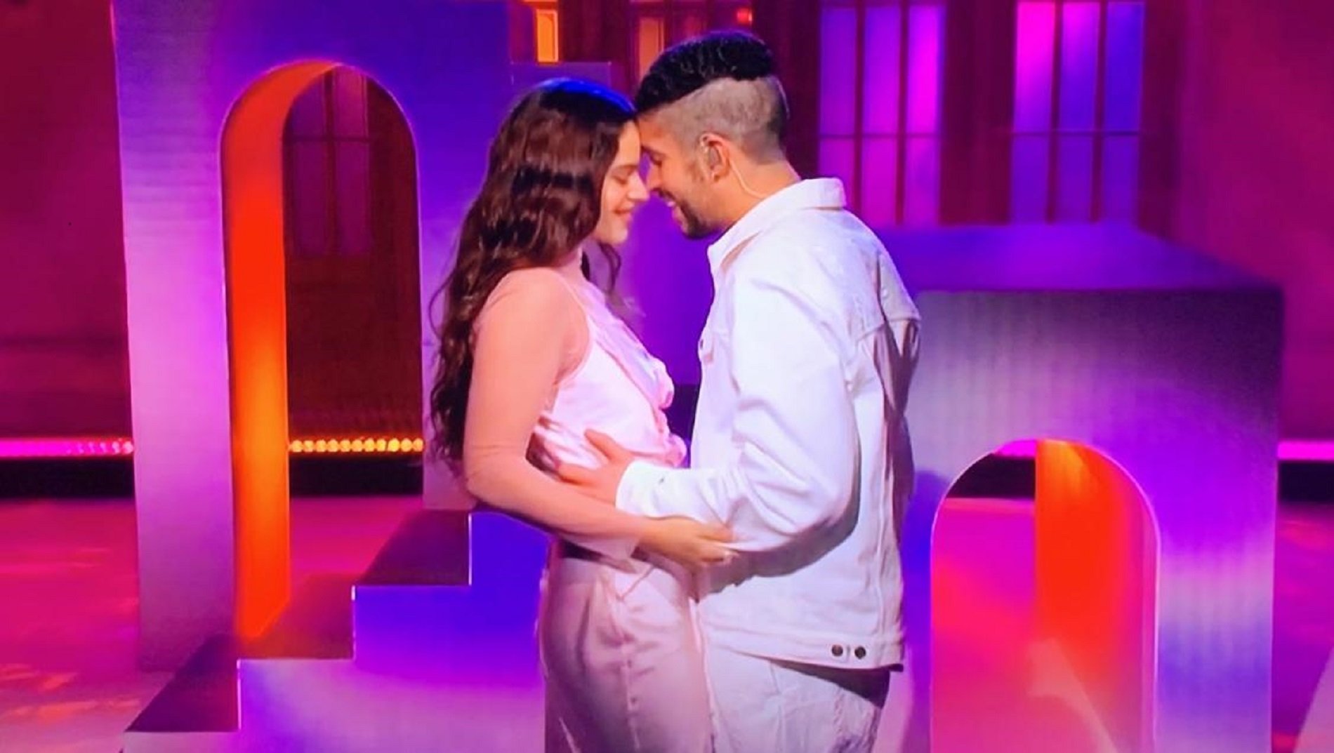 Rosalía da la sorpresa: actúa con Bad Bunny al 'Saturday Night Live'