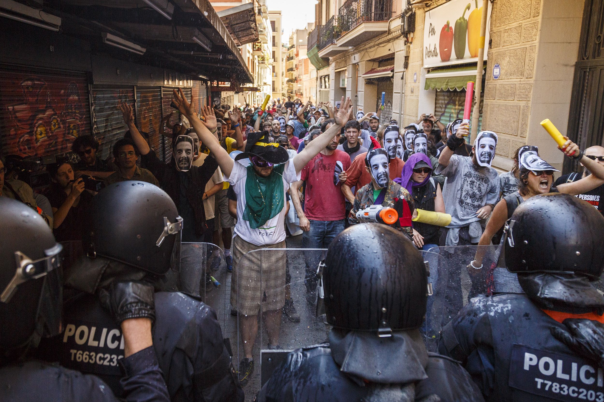 Setge dels manifestants al Banc Expropiat