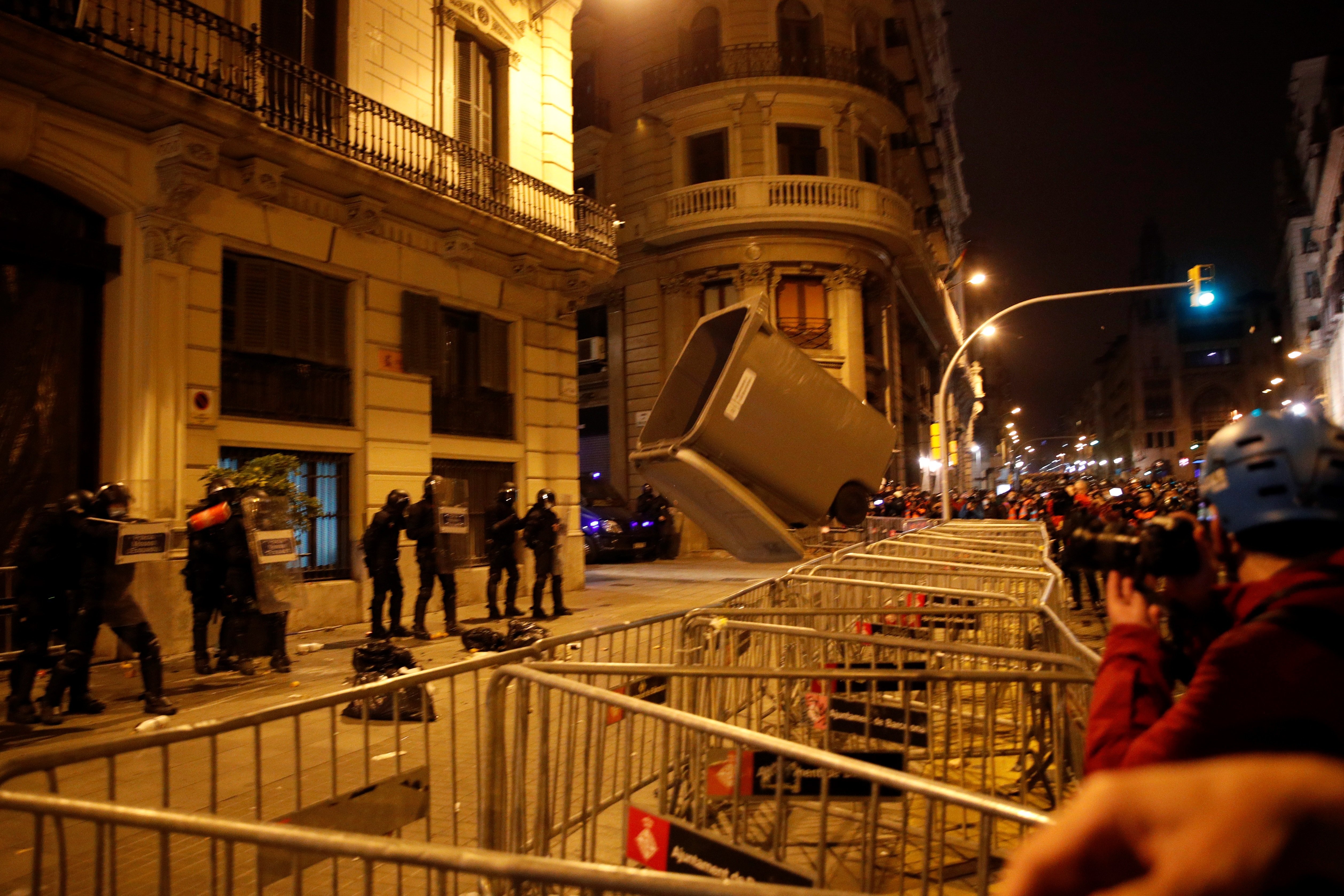 Enfrontaments a la comissaria de Via Laietana en el sisè dia de protestes