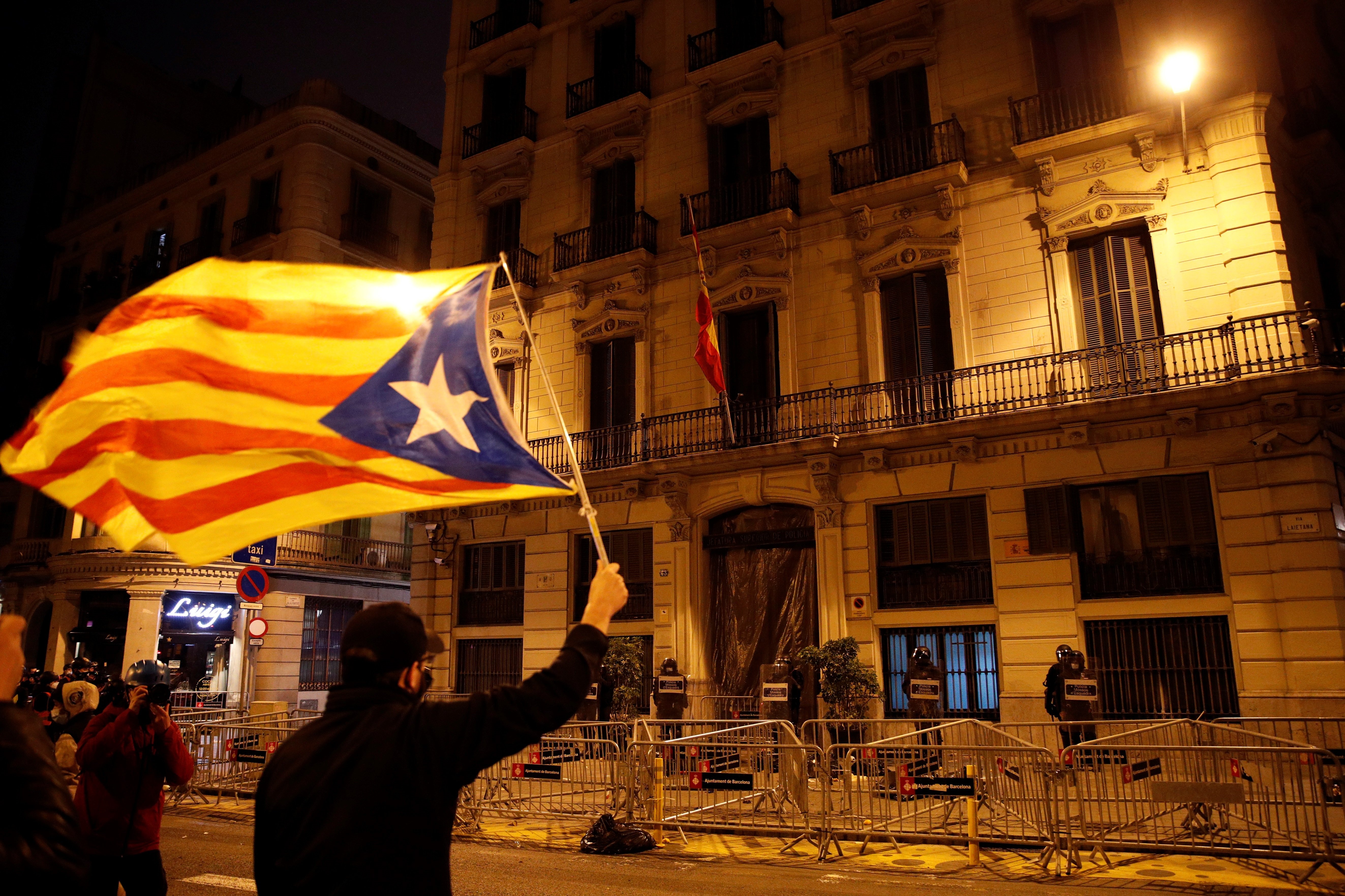 protestas pablo hasel comisaria via laietana - efe