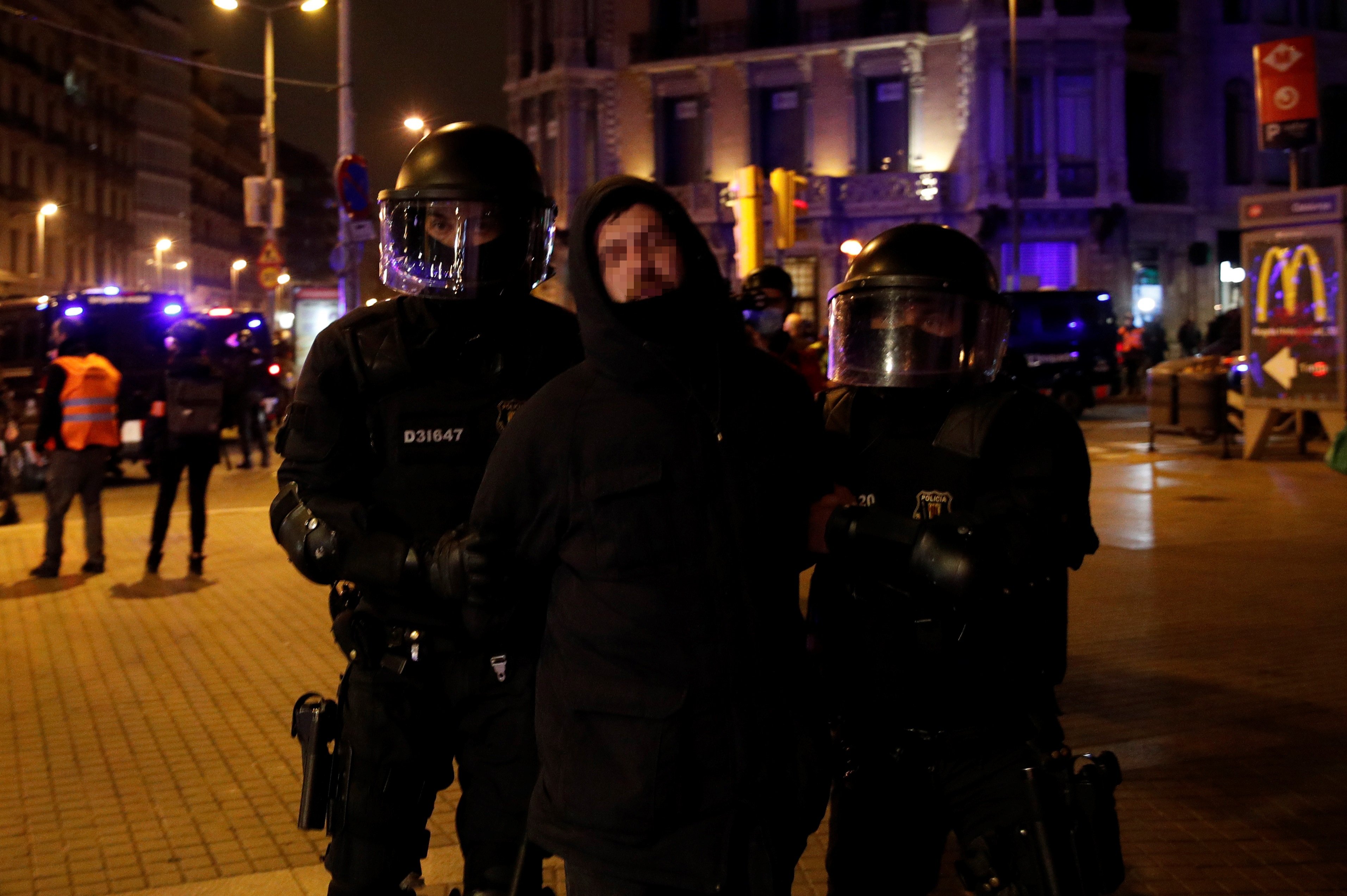 Almenys 8 detinguts en la sisena nit de protestes a Barcelona