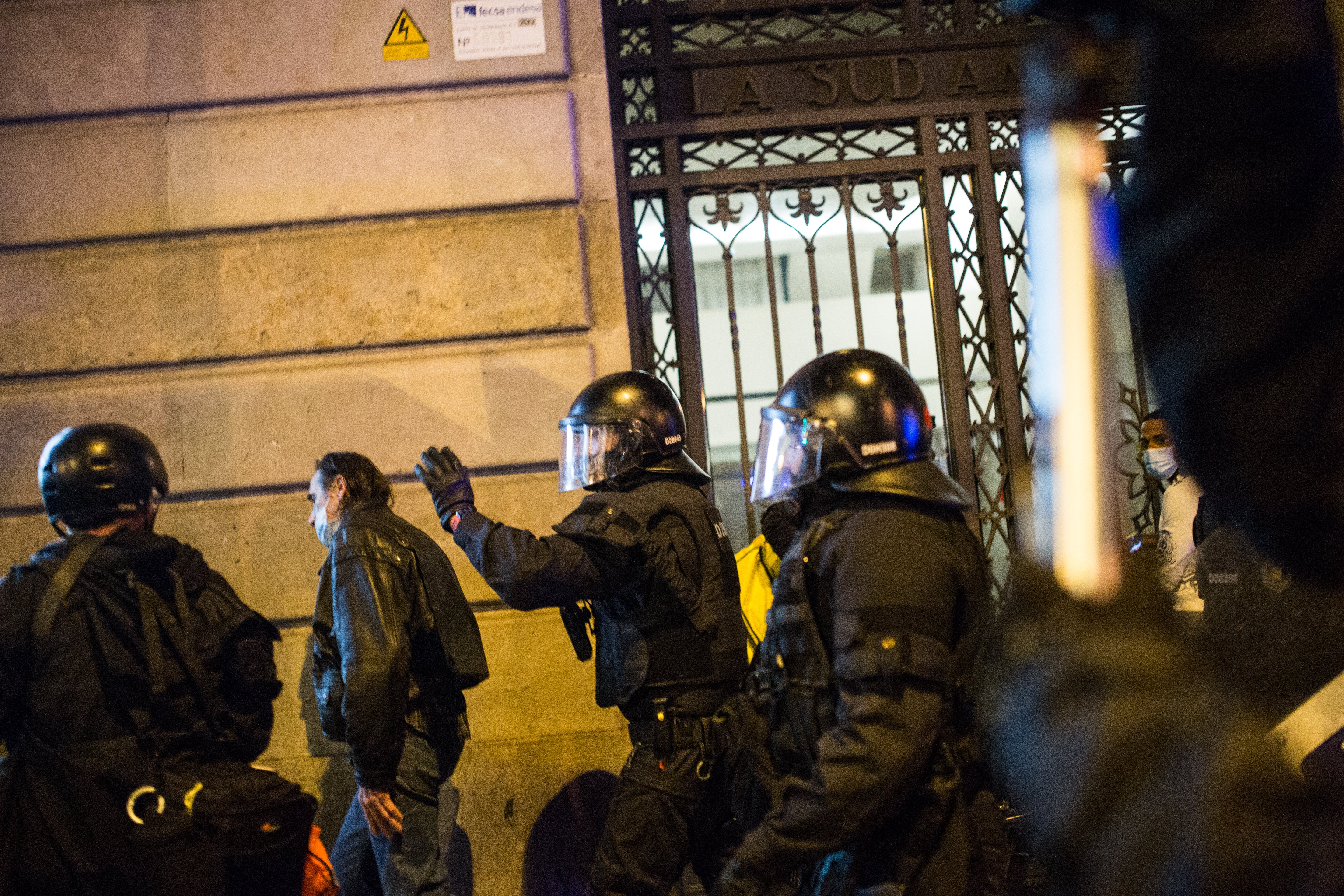 Investigan a dos mossos por la joven que perdió el ojo en las protestas de Hásel