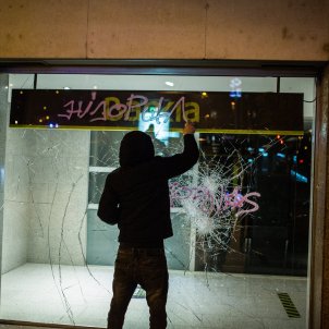 Manifestació protesta Pablo Hasél 5a quinta noche violencia ataque a Bankia pintada cristales rotos - Sergi Rugrand
