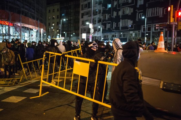 Manifestació protesta Pablo Hasél 5a quinta noche violencia detencion detenidos detinguts mossos policia - Sergi Rugrand