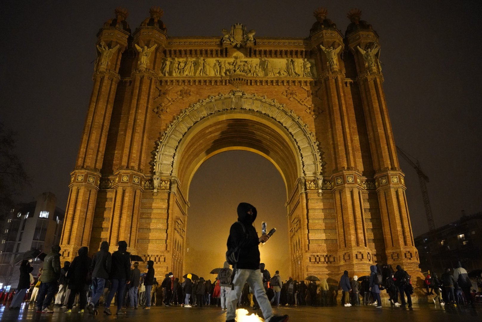  Manifestantes debajo Arco de Triunfo / Pau De la Calle