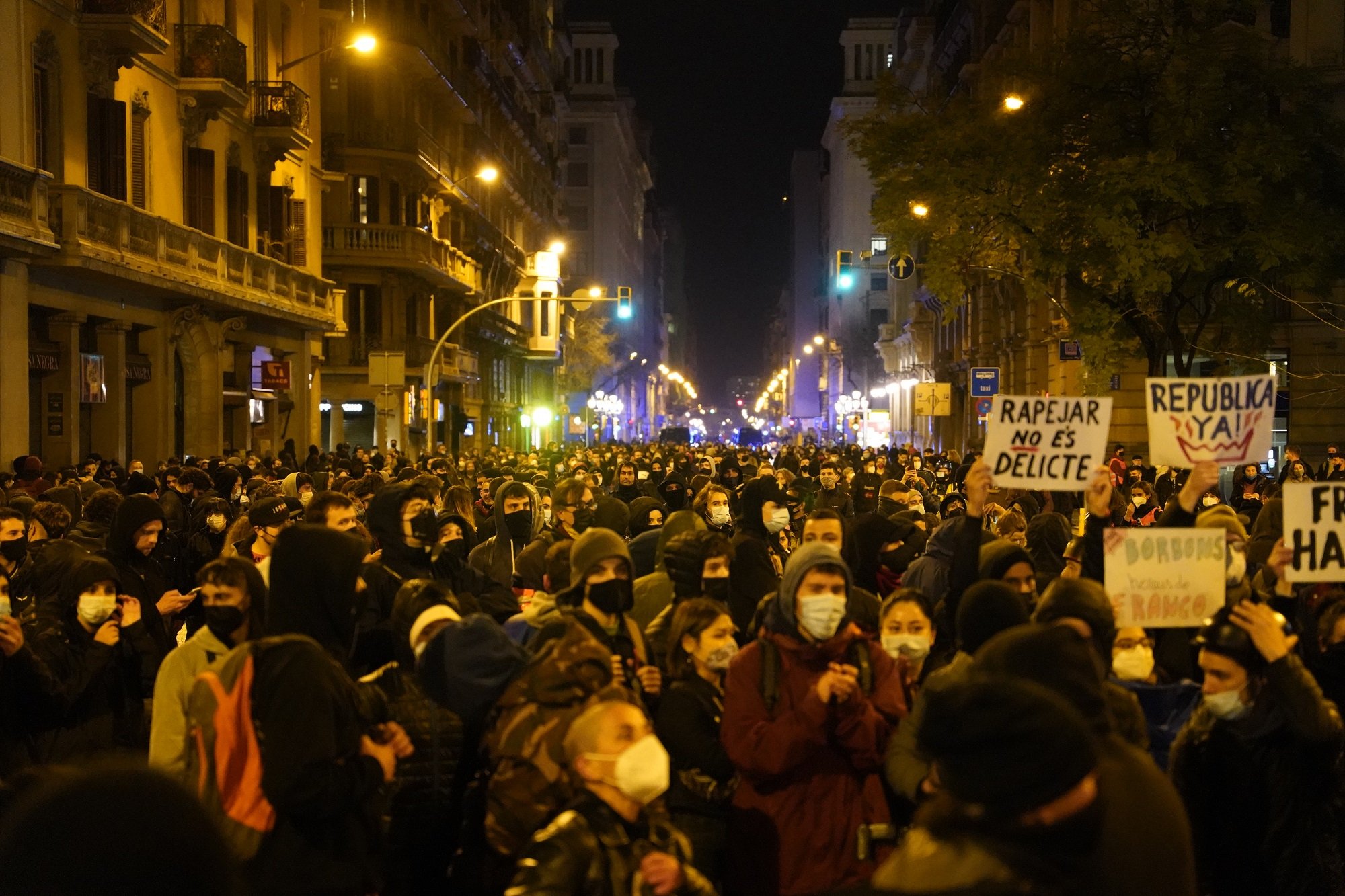 Lanzamientos y  carreras en Barcelona en el séptimo día de protestas pro Hasél