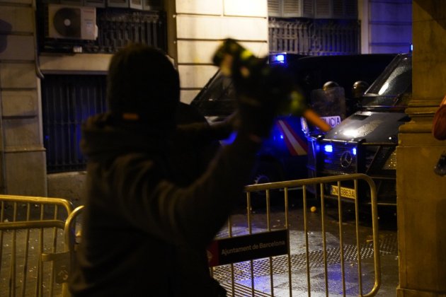  Lanzamientos línea policía nacional Pablo Hasél / Pau de la Calle