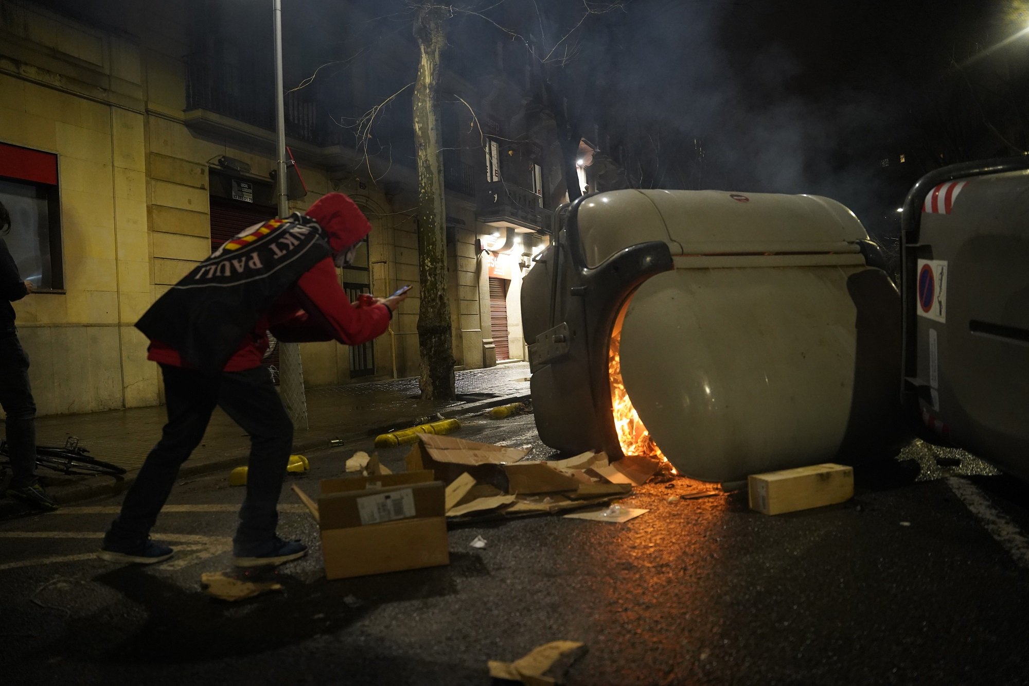 Primeres barricades en la setena nit de protestes pro-Hasél