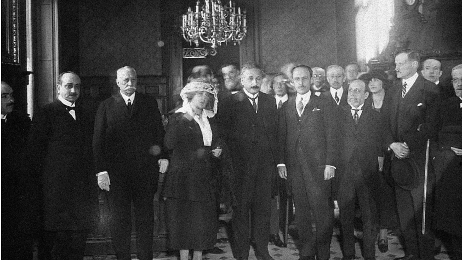 Albert Einstein arriba a Catalunya. El matrimoni Einstein a l'Ajuntament de Barcelona. Font Quark. Universitat de Barcelona
