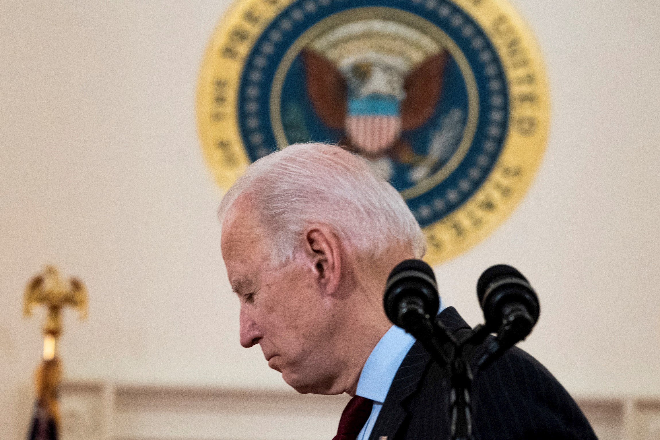 Nueva estrategia de Joe Biden: vacunación obligatoria de los funcionarios