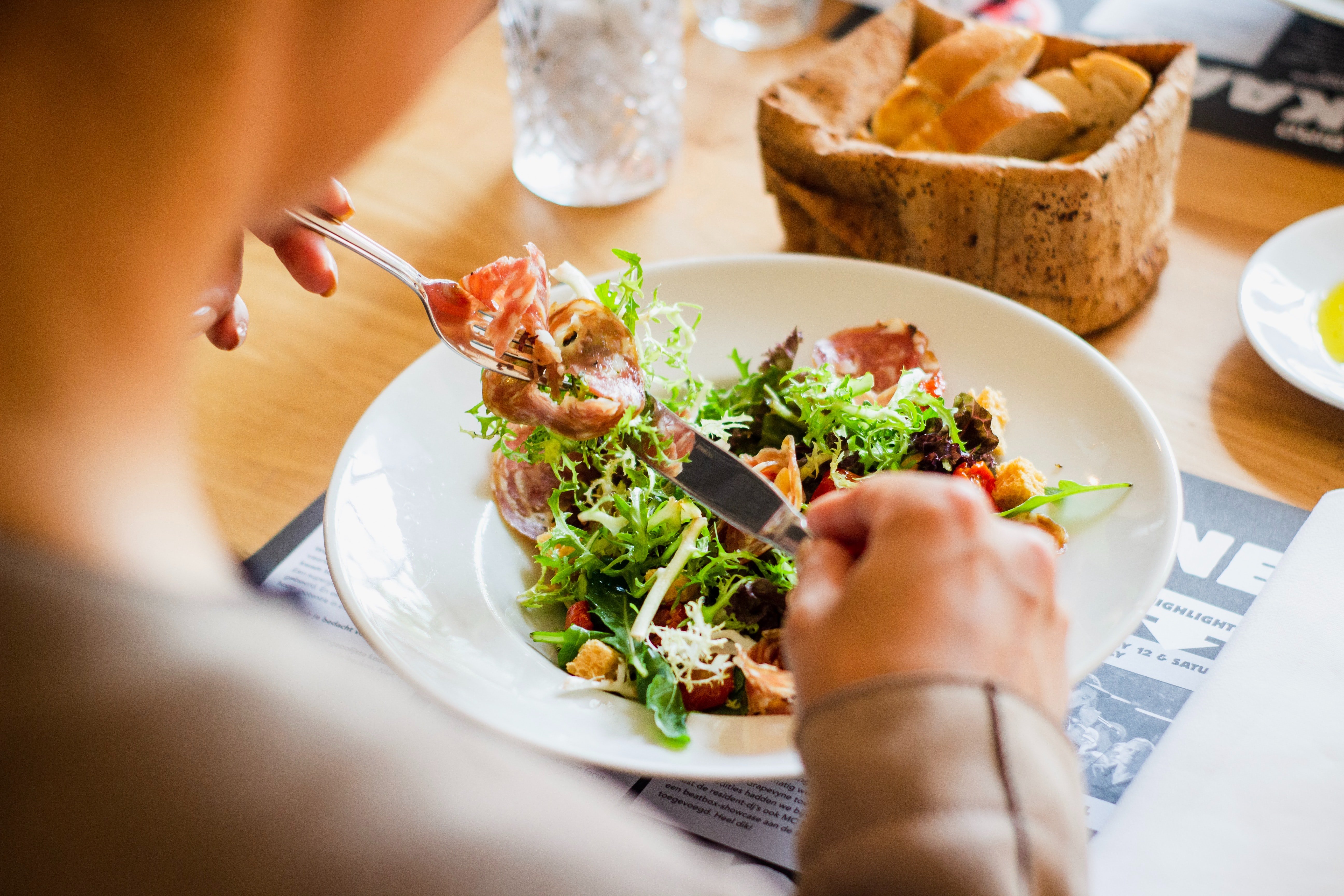 Comiendo ensalada