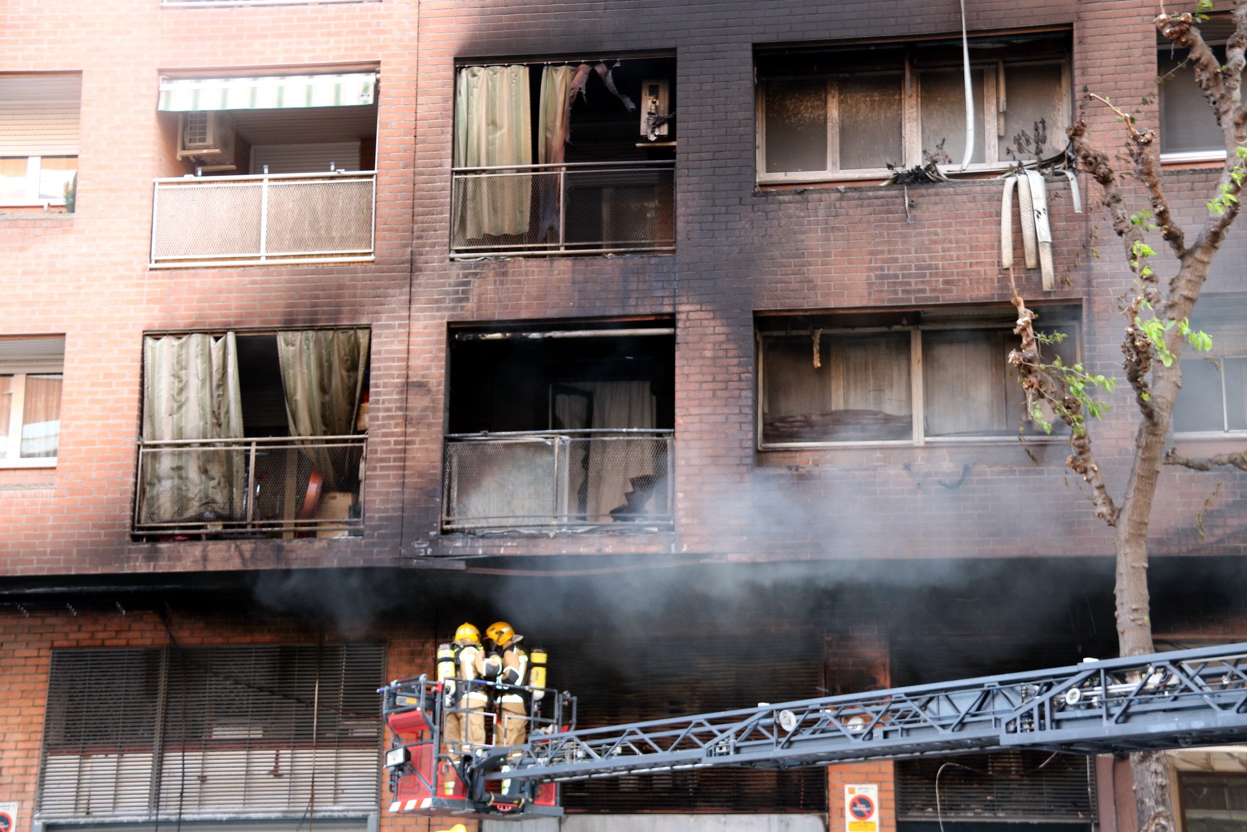 Un incendi en un magatzem obliga a desallotjar seixanta persones a Lleida