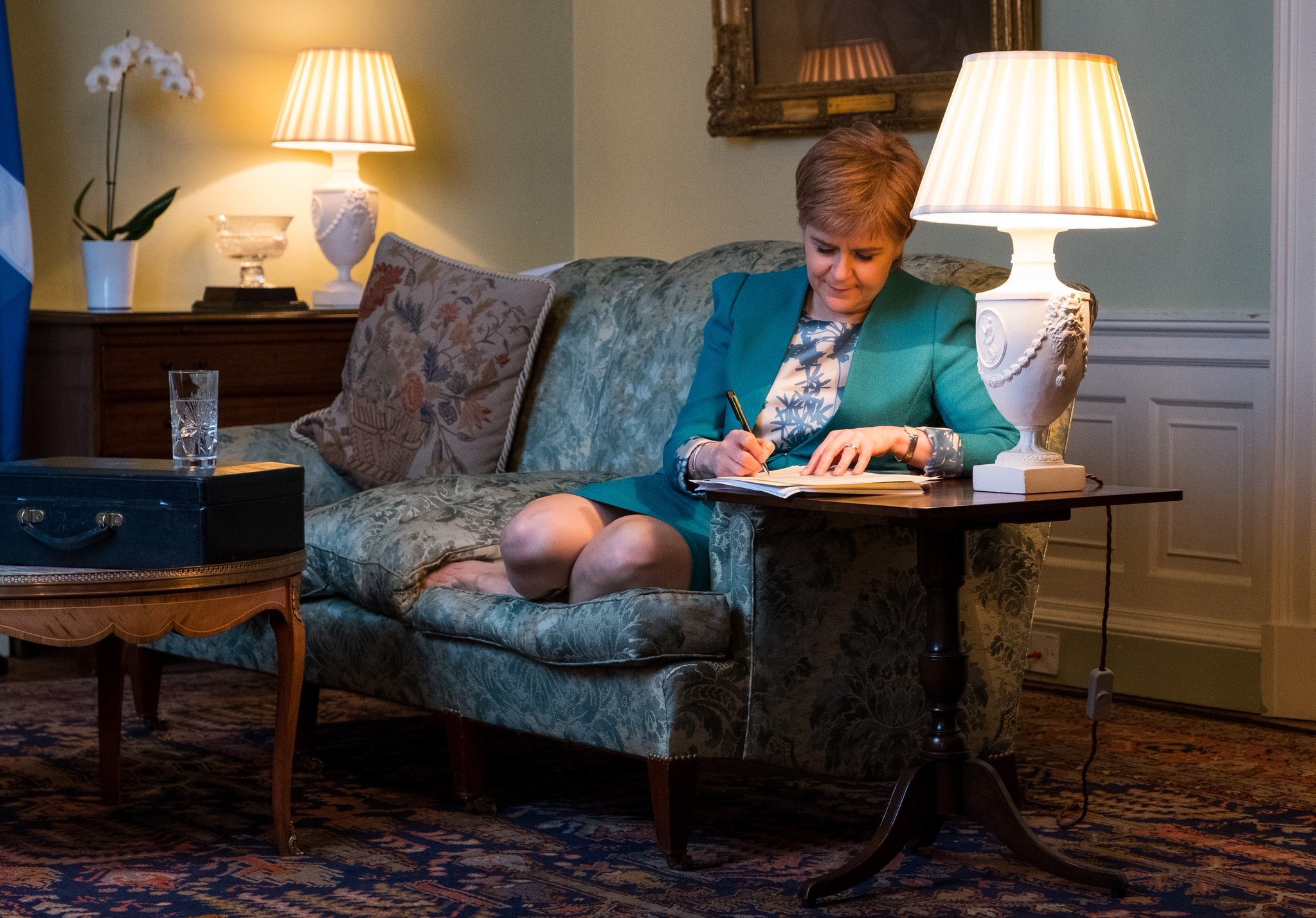Sturgeon firma la petición de referéndum (con los pies en el sofá)