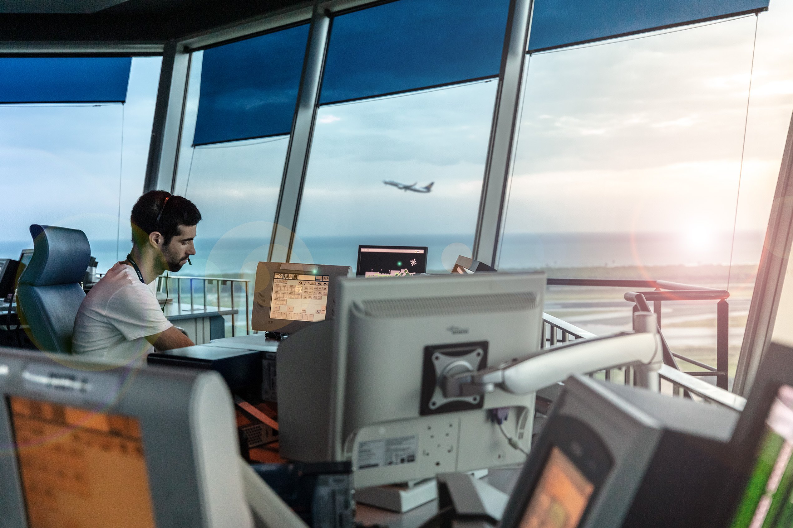 Controlador de ENAIRE en la Torre del aeropuerto en Barcelona