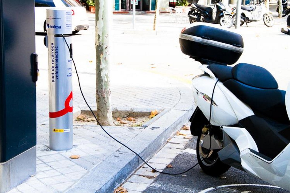 Denuncien l'Ajuntament de Barcelona per les llicències de motos compartides