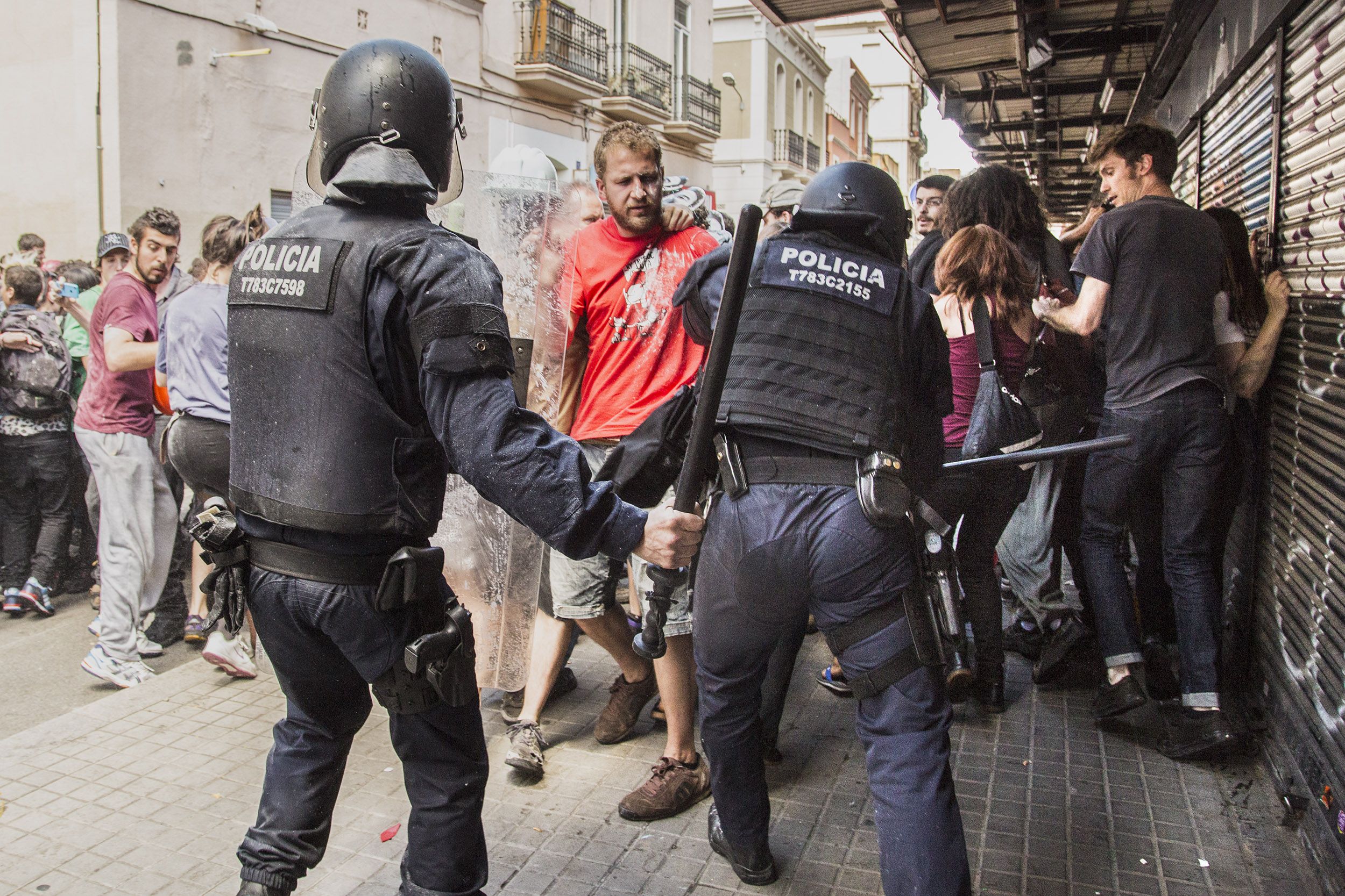 La Assciació de Veïns de Gràcia lamenta la “desmedida intervención policial”