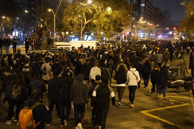   manifestación Pablo Hasél octava noche Barcelona / Pau de la Calle